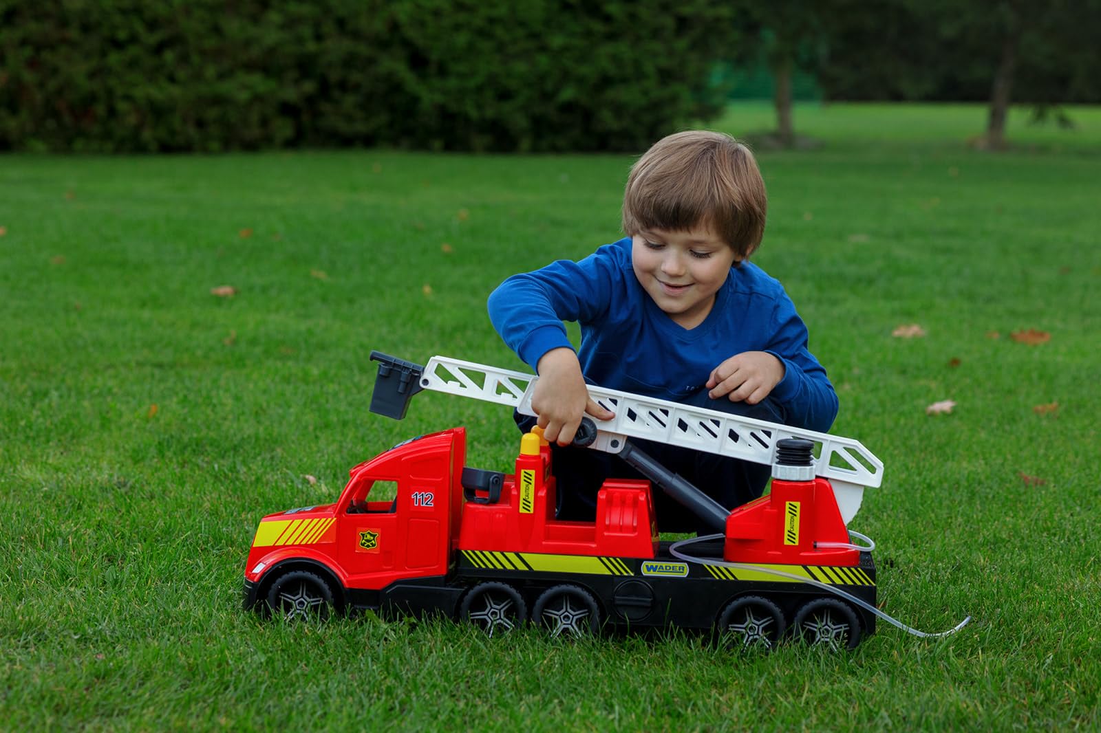 Wader 36221 - Magic Truck Feuerwehr mit ausziehbarer Leiter, Wasserspritze und leuchtenden Scheinwerfern, Größe ca. 79 cm, für Kinder ab 3 Jahren, Geschenk für kreatives Spielen