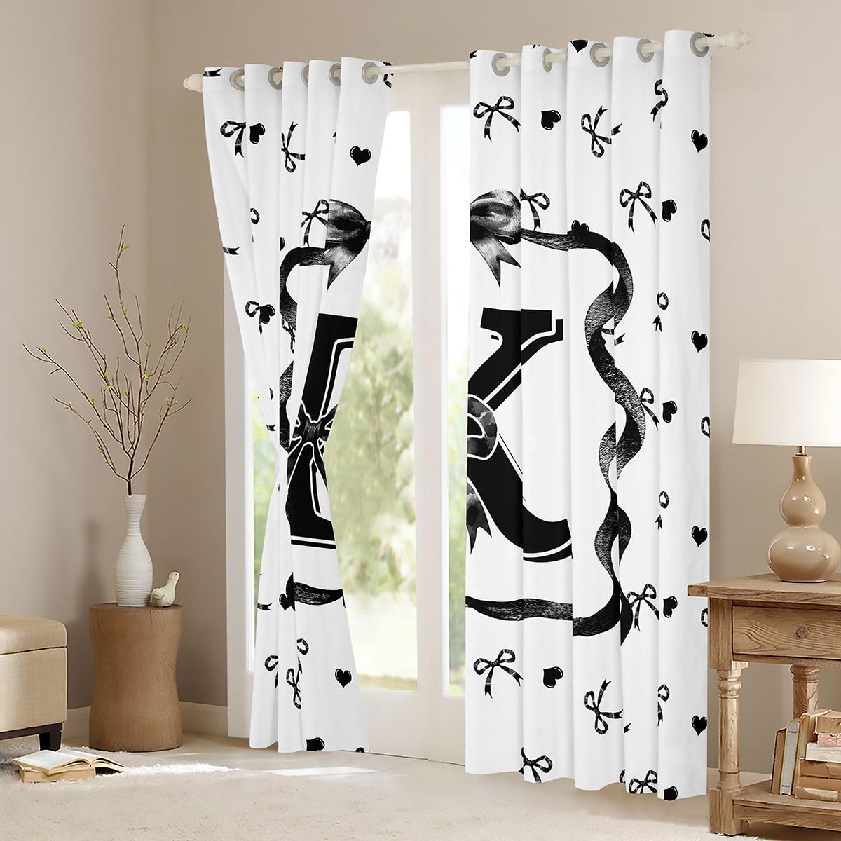 Homewish Czarno-białe zasłony okienne z kokardą, 132 x 160 cm, 2 zestawy paneli – czarne kokardki z monogramem K czarne kokardki zasłony zaciemniające dziewczęca modna muszka ozdoby okienne zasłony