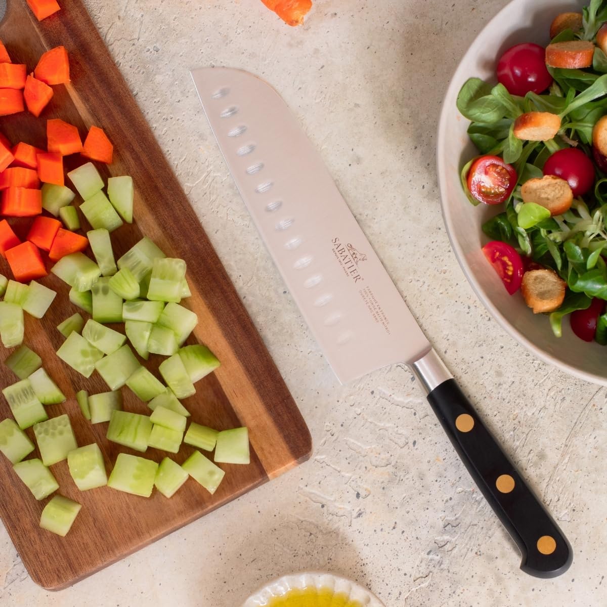Sabatier LION Couteau Santoku OPTIMAL 100 pour cent Forgé - Fabriqué en France - 18 cm -Lame Alvéolée Inox et Rivets Laiton - opitmal pour Trancher, Emincer et Hacher avec Précision