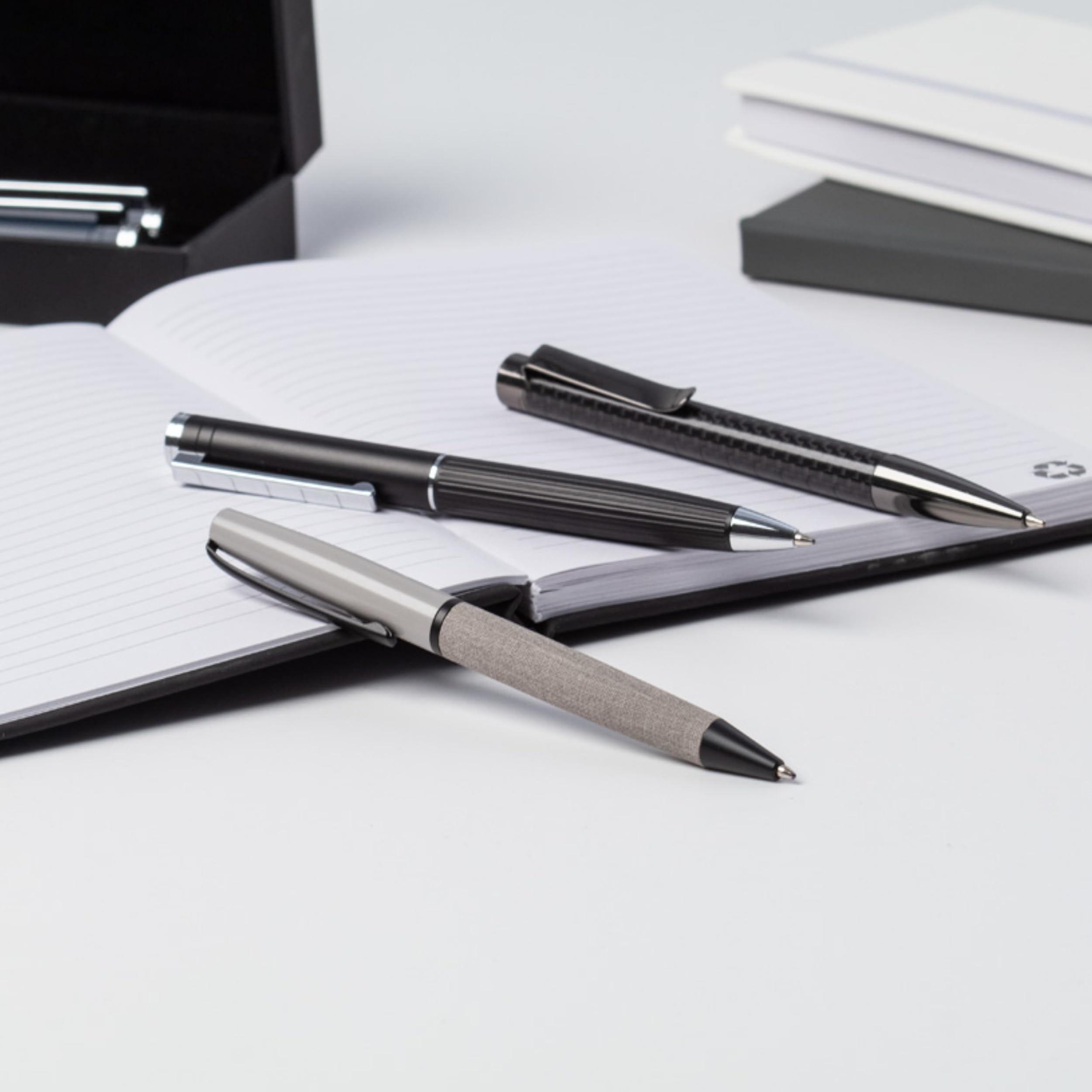 noTrash2003 Ensemble stylo à bille et stylo roller élégant avec corps en aluminium à texture rayée, coffret cadeau noir avec recharge bleue, fournitures de bureau, idée cadeau (bleu)
