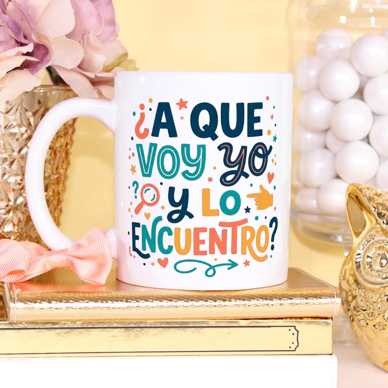 MUGFFINS Taza mamá graciosa con frase ¿A que voy yo y lo encuentro? en Español 330 Ml/11 oz | regalo madre divertido | regalo cumpleaños madre | navidad | progenitores v1 — view 4