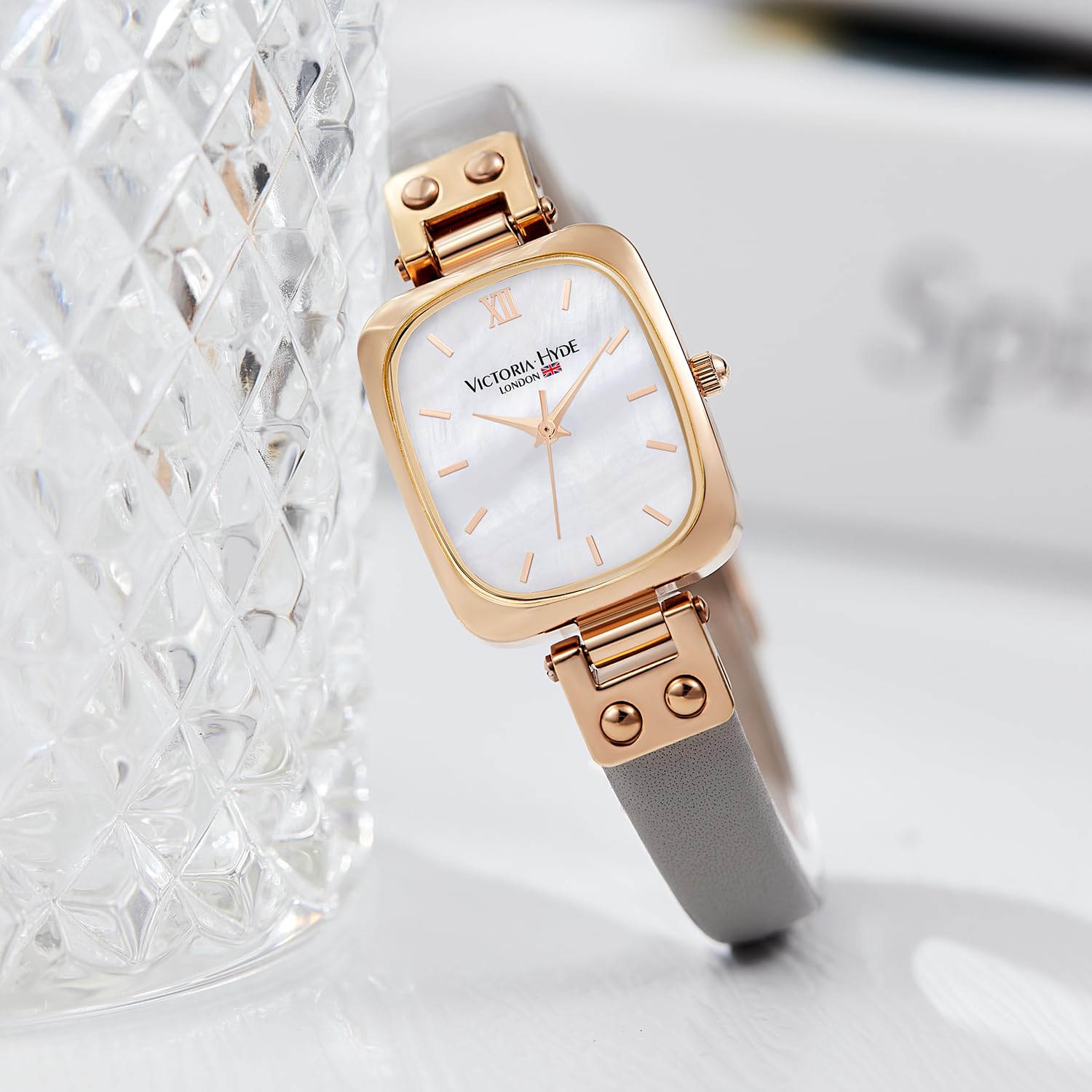 VICTORIA HYDE Dainty Montre rectangulaire pour Femme avec Mouvement à Quartz en Acier Inoxydable ou en Cuir
