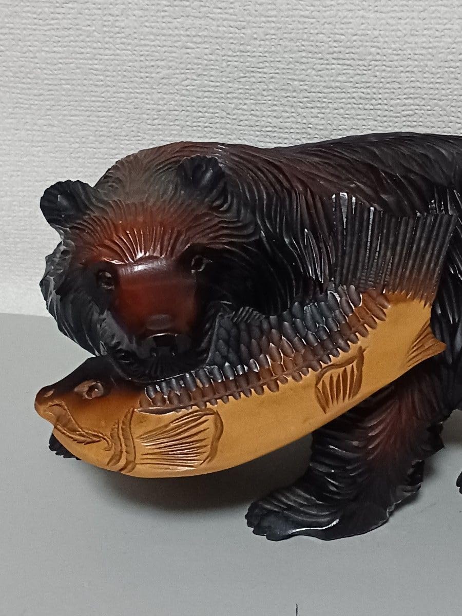 Amazon.co.jp: 木彫り熊の置物 鮭を咥えた熊 北海道民芸品 オブジェ