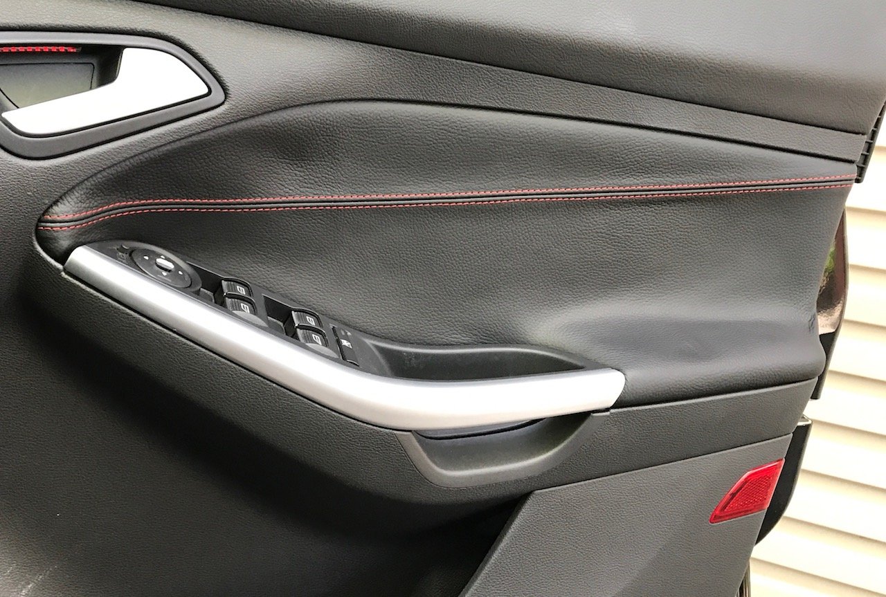 RedlineGoods insercion de Puertas Delanteras Compatible con Ford Focus Mk3 2011-18 Cuero Rojo Costura Negra