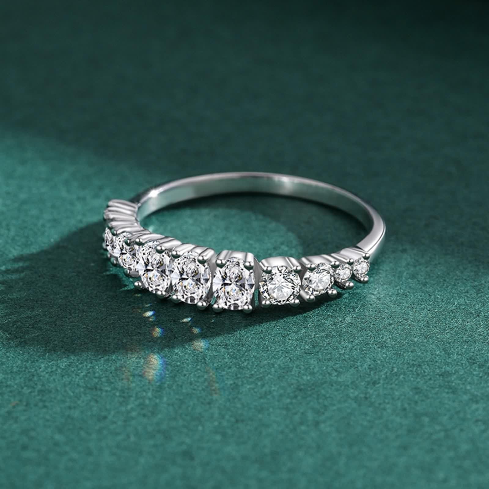 Moissanite Anillo de Oro Blanco, Anillo de Compromiso para Mujeres Diseño Apilable con Moissanite Ovalado y Redondo de Oro Blanco de 9 K