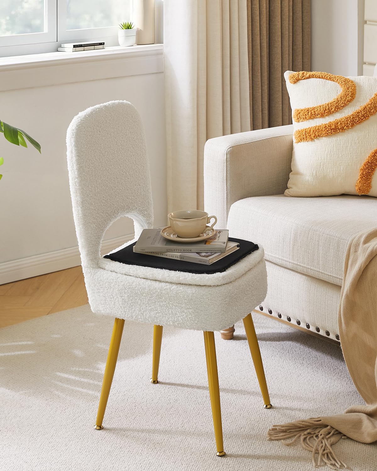 IBUYKE Chaise de Toilette de Rangement Compact avec Dossier Pliable, Ottomane carrée en Velours Teddy, Chaise de Maquillage pour Salon, 4 Pieds métalliques avec Patins Anti-dérapants, Blanc WBD027W