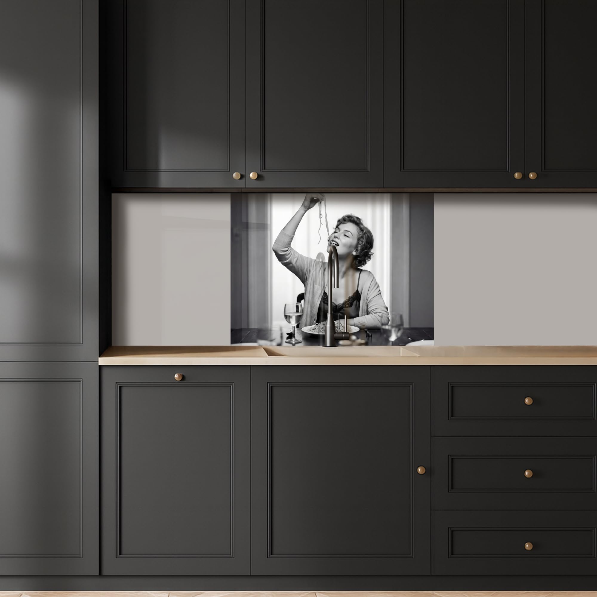 KitchenYeah© Spritzschutz Küchenrückwand 60x80 cm Küche Abwaschbar Selbstklebend Küchenwand Küchenfront Küchen Rückenwand Wandschutz Frau - Spaghetti - Schwarz - Weiß