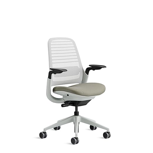 Steelcase Series 1 Ergonomischer, höhenverstellbarer Bürodrehstuhl, verstellbare Lordosenstütze, verstellbare Armlehnen, atmungsaktiver Netzrücken (Farbe Möwengrau), Sitzbezug (Farbe Trüffel)
