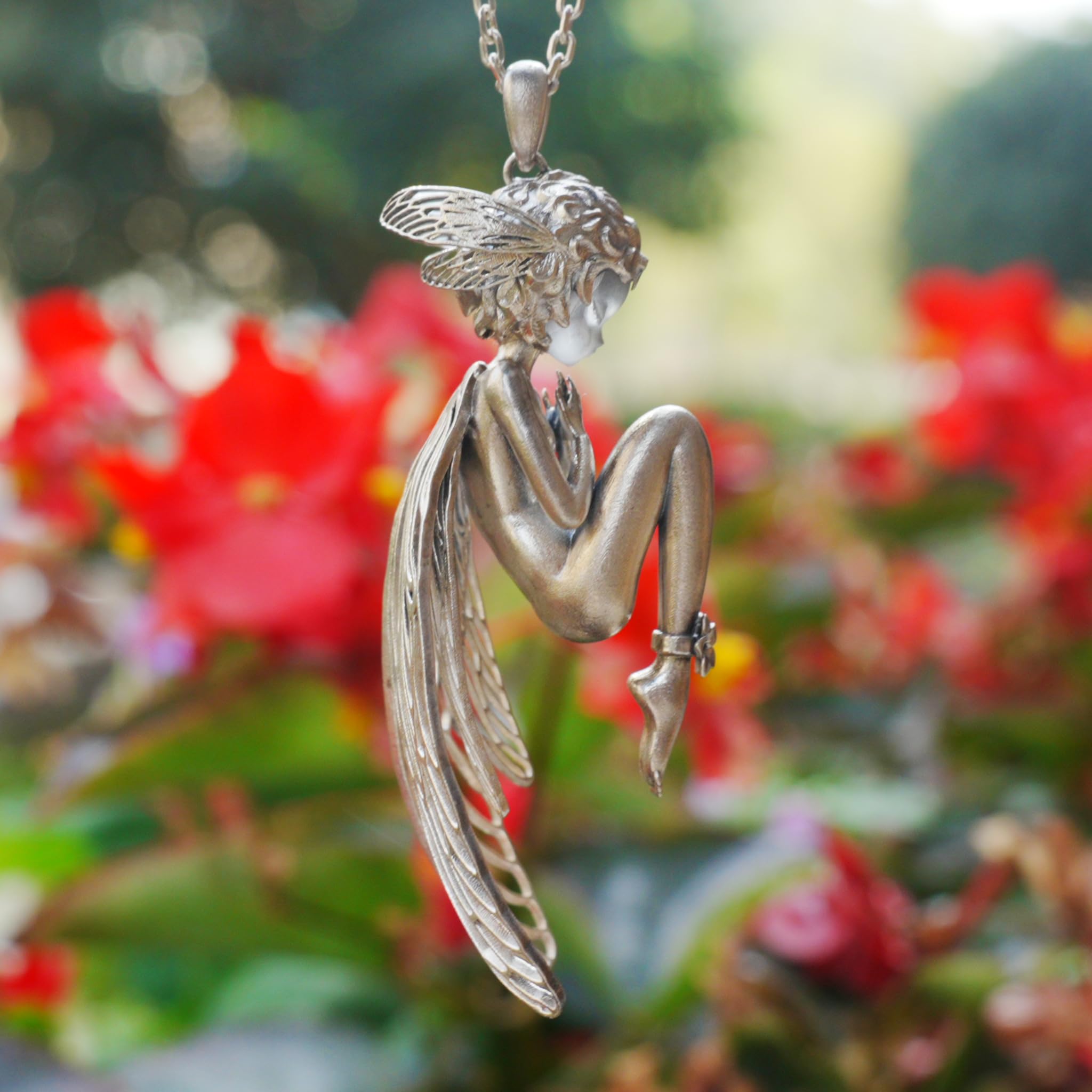 Generisch Handgefertigter Anhänger aus 925 Sterling Silber mit figurativ geschnitztem Bergkristall – Feenfigur mit Flügeln – Künstlerischer Talisman Schmuck für Damen und Herren