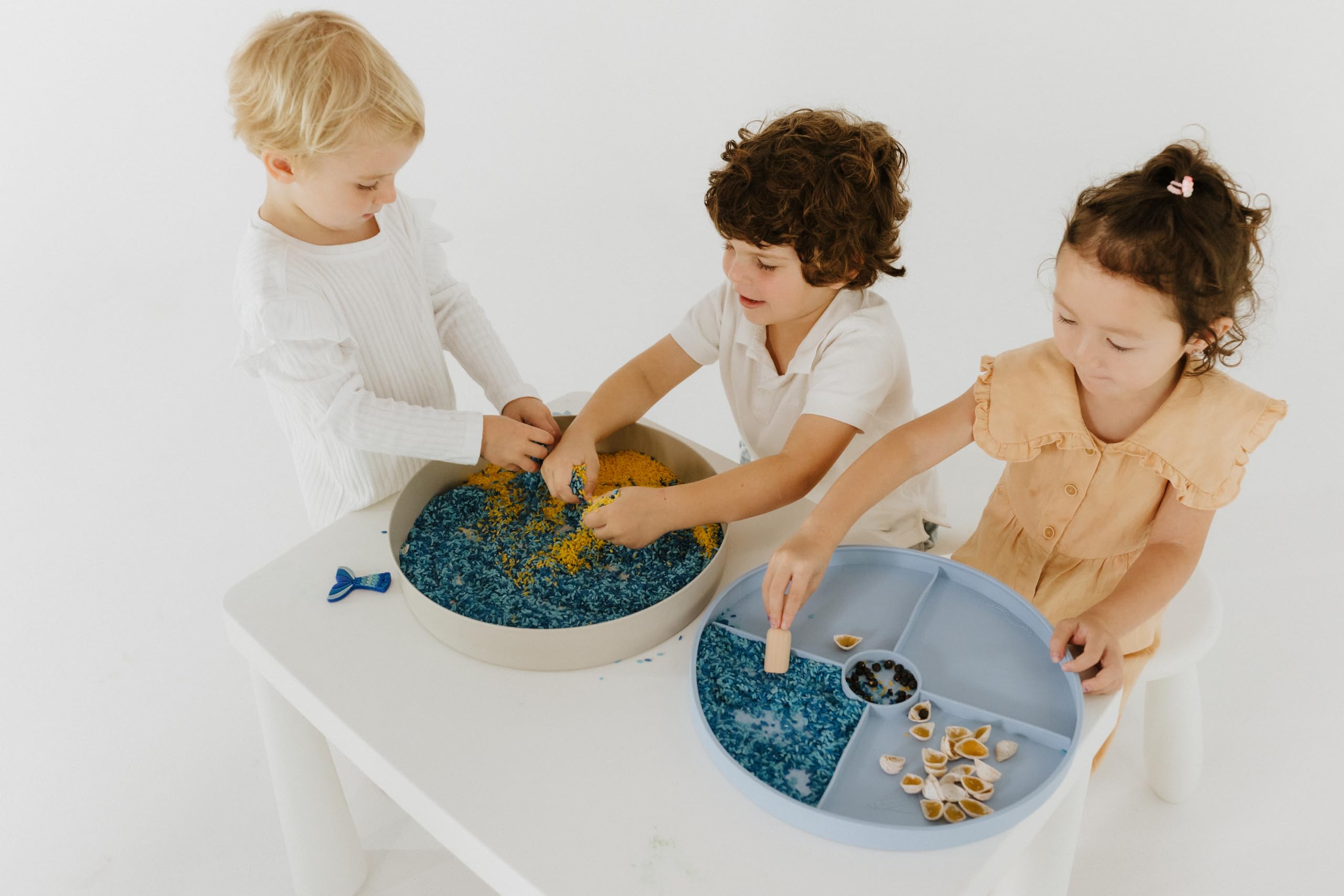 Jellystone Designs, Vassoio da Gioco Tray Play 2 in 1 con Coperchio, Gioco Sensoriale per Bambini dai 3 Anni di età, in Fibra di bambù e Melamina, Soft Blue, 35,5X 6 cm