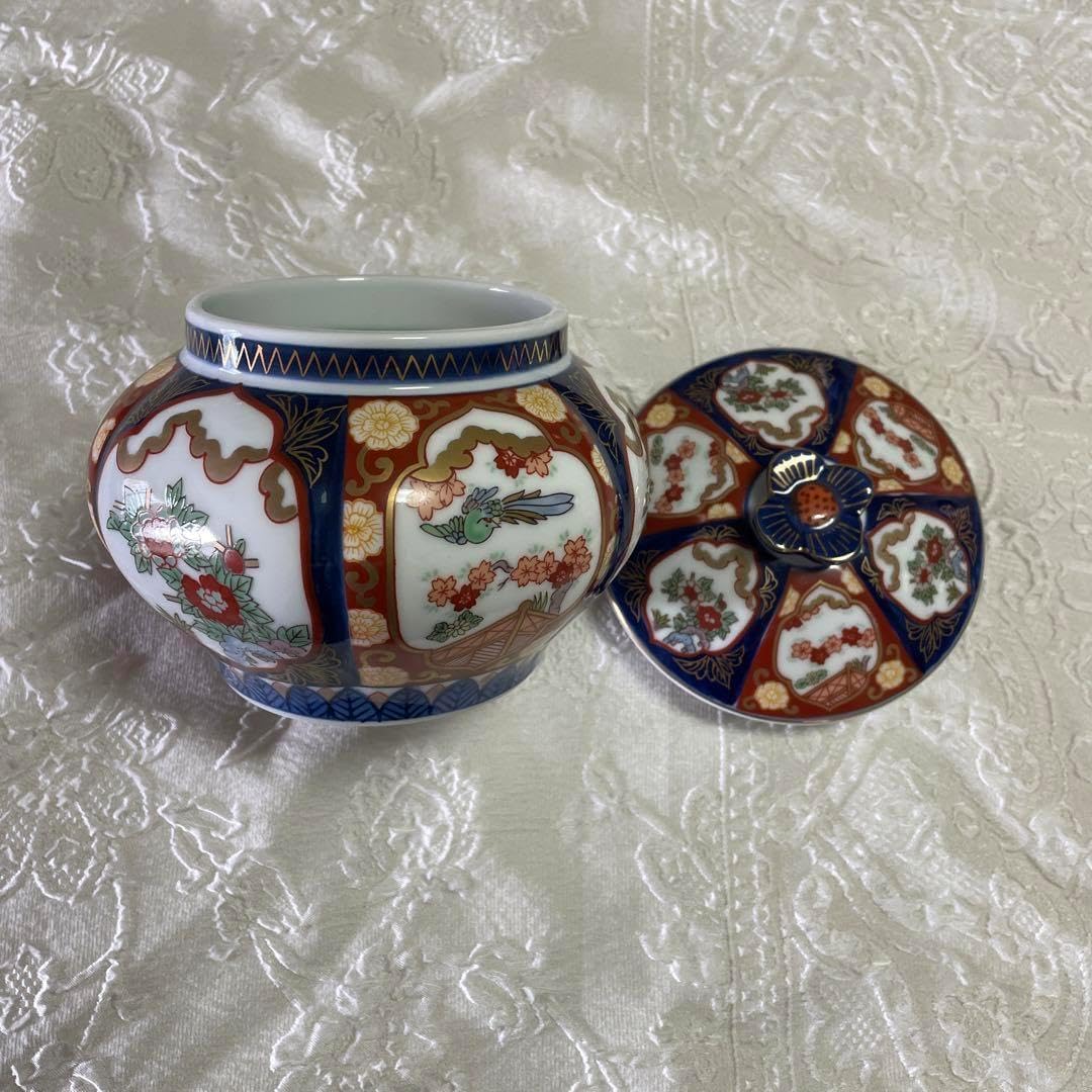 有田焼 秀峰 作 飾り壺 蓋付き 壺 色絵 金彩 古伊万里様式 ② 有田焼 秀峰作 蓋付壺 金彩赤絵牡丹図 古伊万里風 有田焼 古伊万里