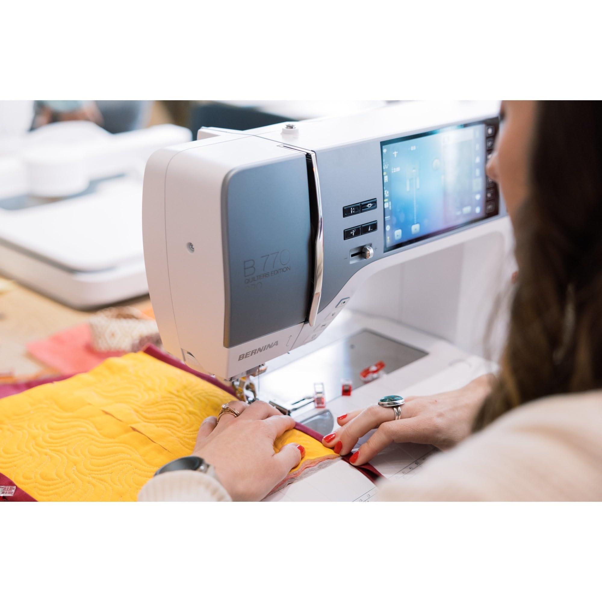Bernina 735 PRO Näh- und Stickmaschine – stitchprecision², Laser-Nadelposition, WiFi & Stitchout App, 1753 Stiche, 400 Stickmotive
