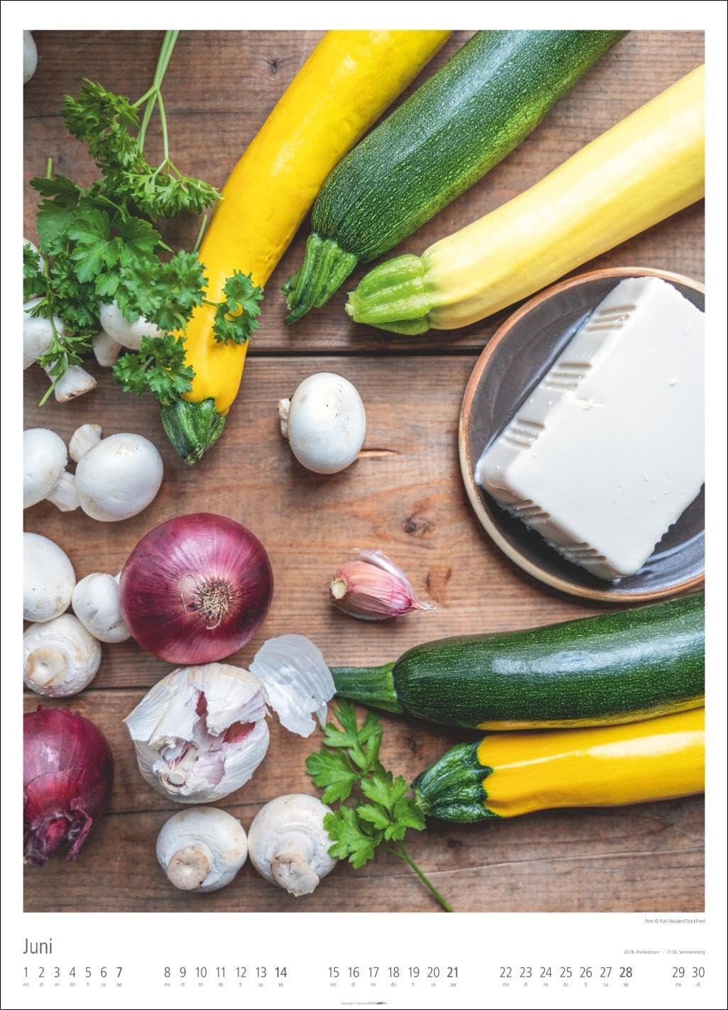 Food Gallery Kalender 2026: Großer Wandkalender mit 12 dekorativen Lifestyle-Fotos für die Küche. Food-Fotografie mit saisonalen Lebensmitteln. 49x68 cm Hochformat.