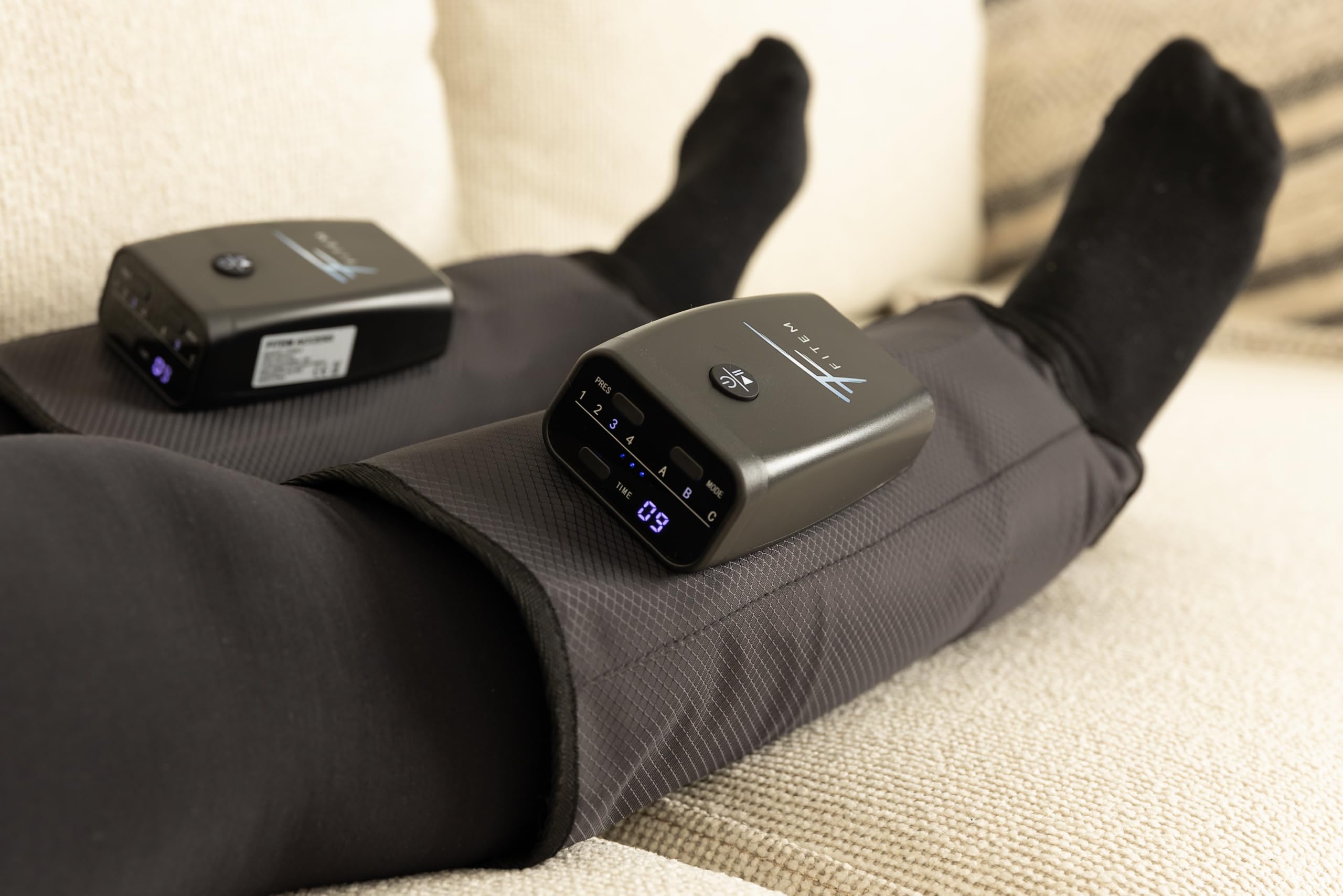 FITEM CALF PUMP – kabelloses Massagegerät für die Waden, Pressotherapie mit 3 Kammern, Überlappung, Entlastung für schwere Beine, Lymphdrainage, Sportregeneration, Ödem-Reduzierung, Größe M