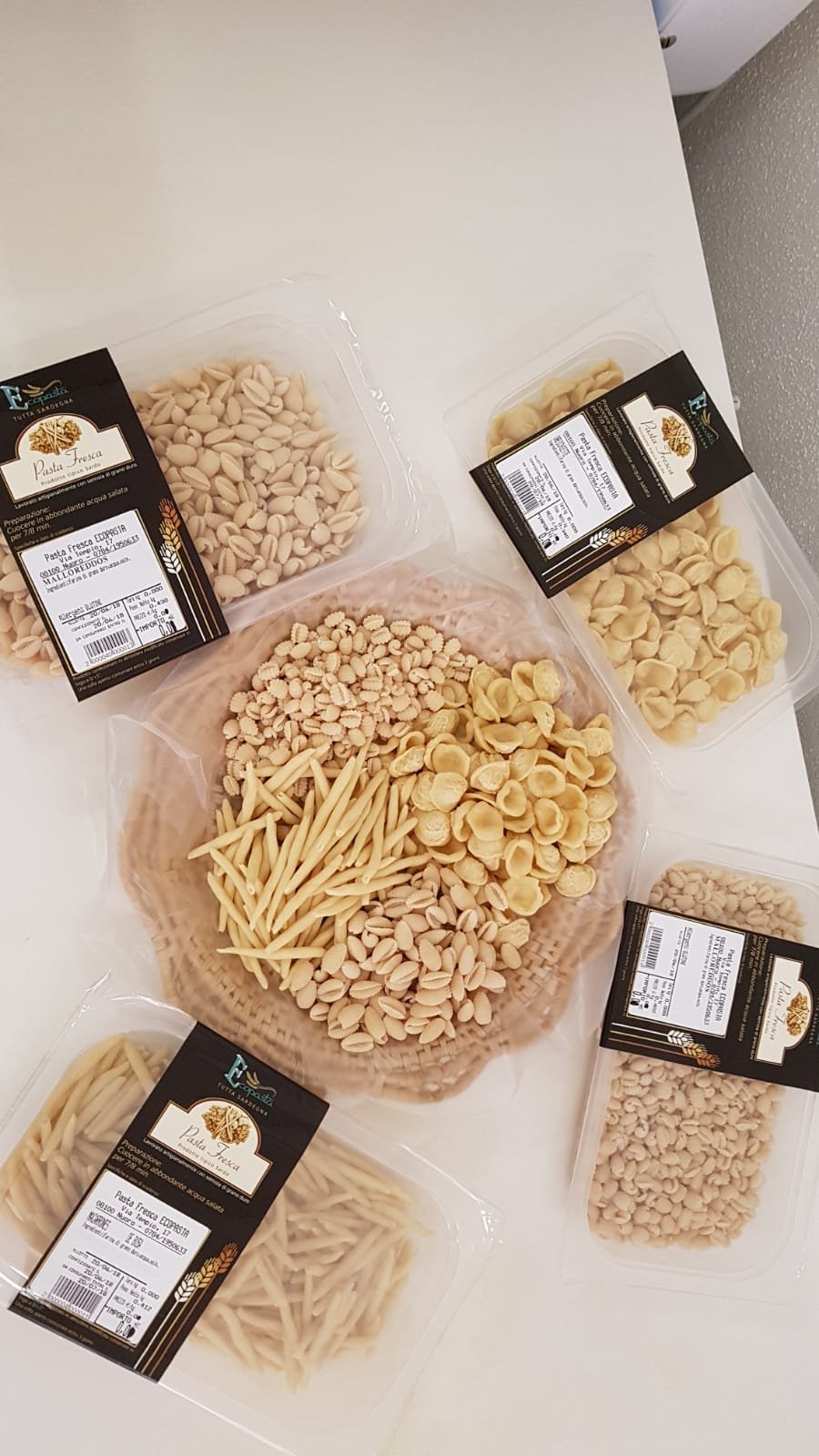 4 kg - Selezione di pasta fresca artigianale sarda. La selezione: 1 kg di culurgiones, 1 kg di maccarrones de busa, 1 kg di panadas e 1 kg di malloreddus