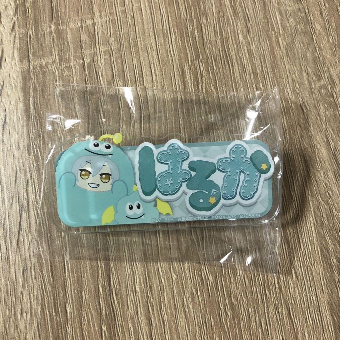 アイナナ モンぬい ネームバッジ アイナナ』モンぬいデザインのおなまえアクリルバッジがプライズ
