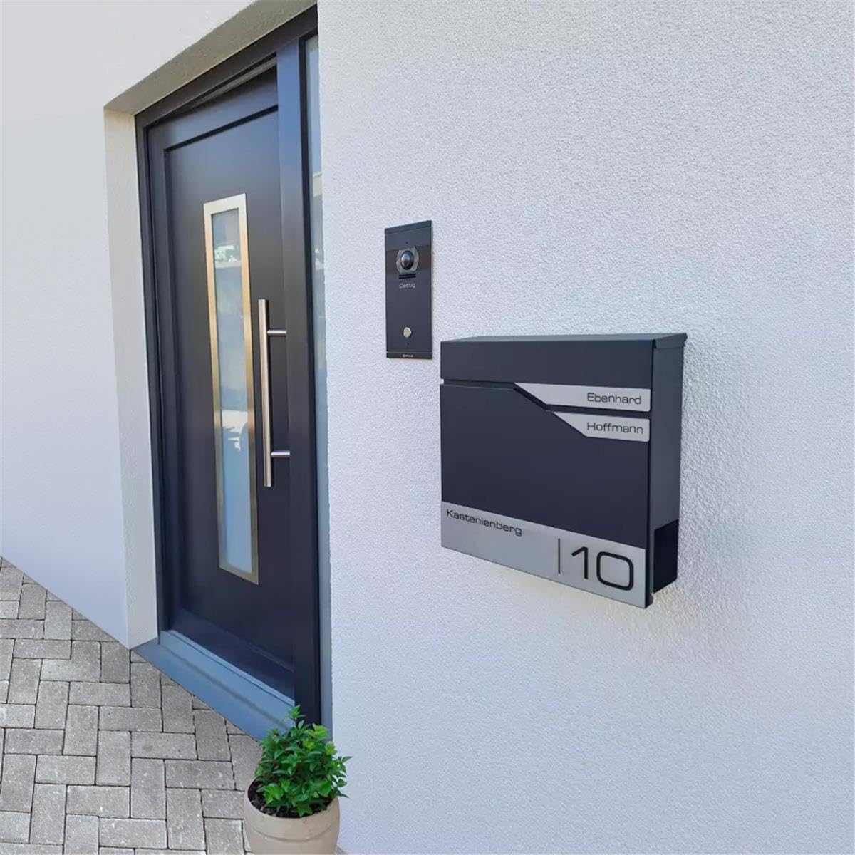 Metzler Briefkasten Anthrazit RAL 7016 personalisierbar mit Zeitungsfach – Wandbriefkasten mit 2 Edelstahl Namensschildern, Hausnummer & Namen Gravur, wetterfest, abschließbar, DIN A4 Einwurf