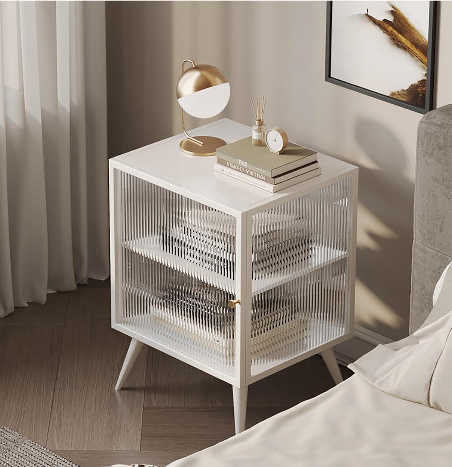 Table de chevet en verre et acier moderne pour une chambre épurée