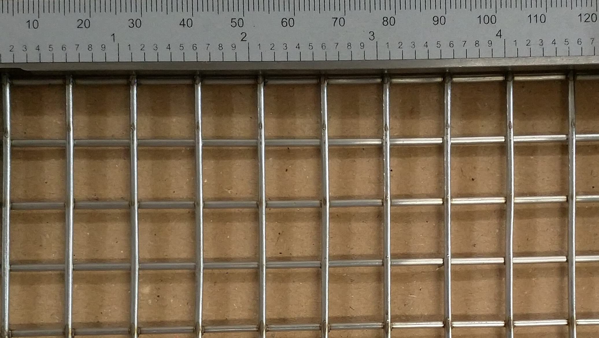 Griglia di saldatura in acciaio inox 1.4301 con maglie larghe 11 mm, spessore filo 1,6 mm. Dimensioni: 1500 x 1000 mm