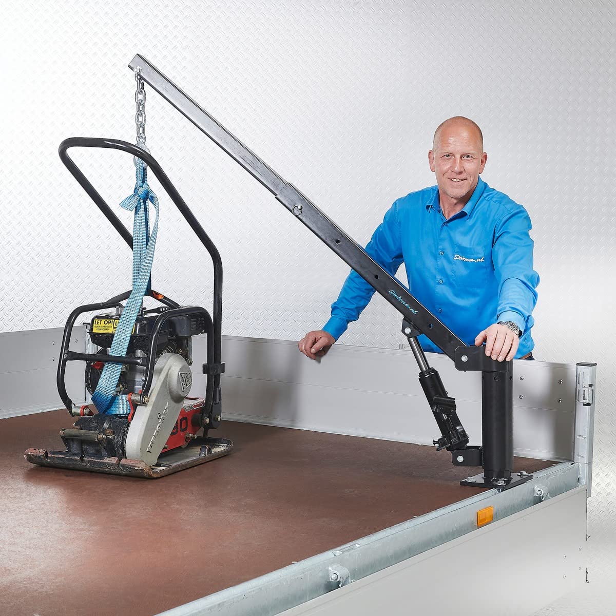 Datona - Hebebühne Auto Anhängerkran mit 360° Schwenkarm - teleskopierbarer Motorkran 135 cm Ausleger hydraulisch 4 Tragkraftstufen 225/270/315/450 kg Montagefuß schwarz