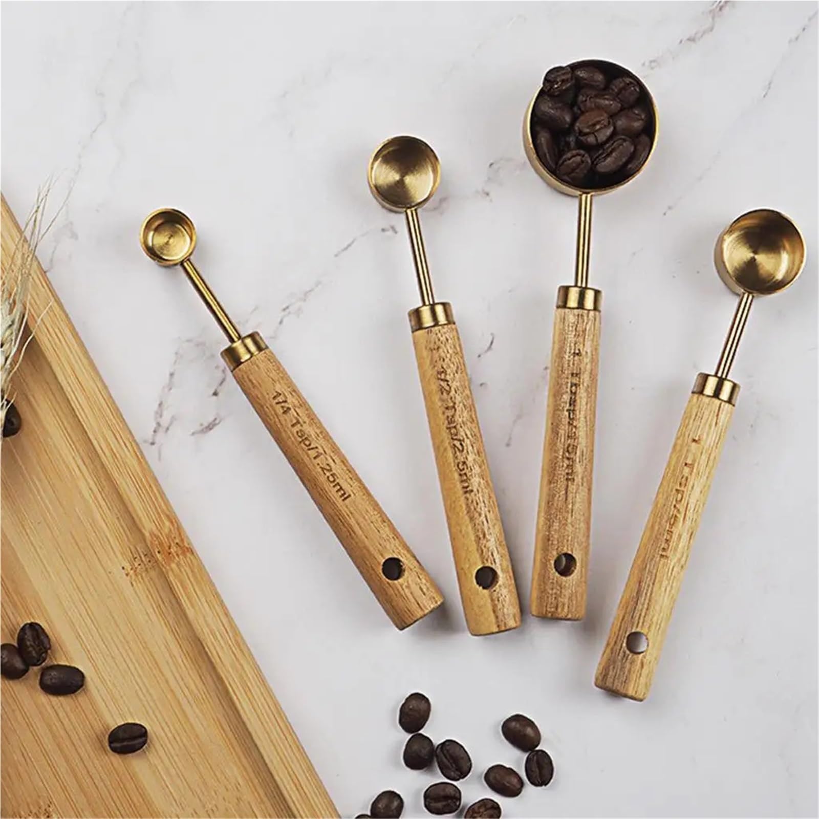 Edelstahl-Messbecher-Löffel-Set | Messbecher mit Holzgriff und goldenem Messlöffel