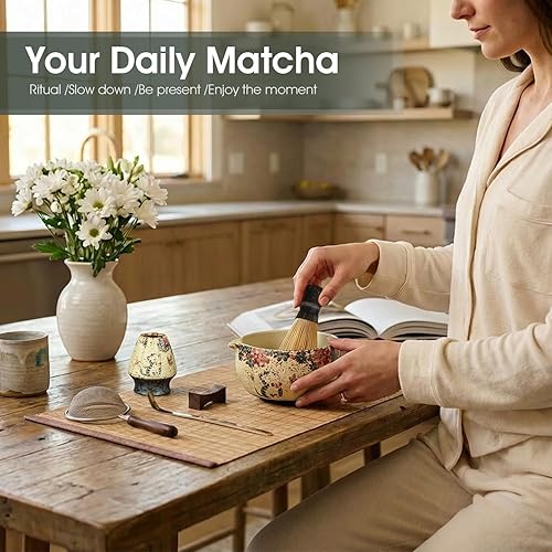 Vista 3 de Juego de 7 piezas de matcha con cuenco matcha, batidor de bambú (Chasen) y soporte, tamiz, cuchara de té y descanso, alfombrilla especial de té