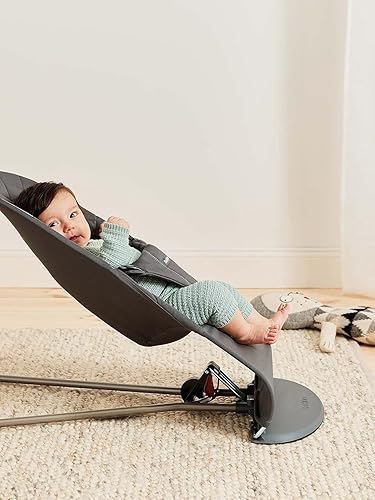 Miniatura 3 de BabyBjörn Bouncer Bliss, Antracita, Tejido, Edredón Clásico  Asiento gorila ajustable 2 en 1 para bebé y silla para niños pequeños, recién nacido a