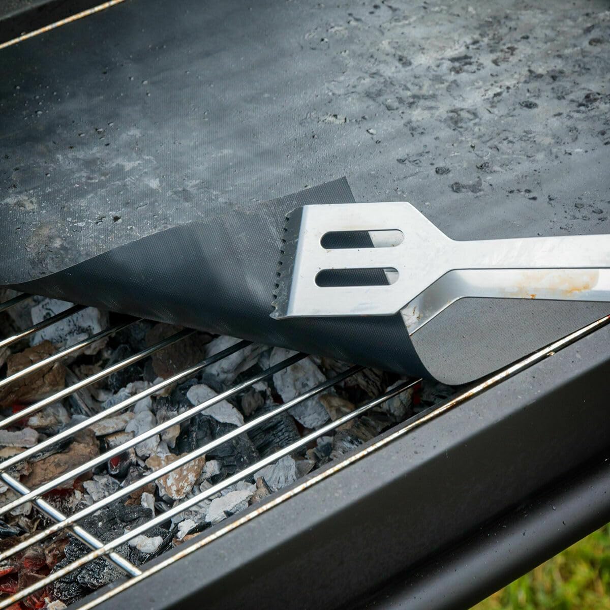 InnovaGoods® Barbecue carbone con tappetino per forno e barbecue, in acciaio inox per carbone, tappetino in fibra di vetro spazio cibo 57x29cm, ripiano laterale per accessori cucina