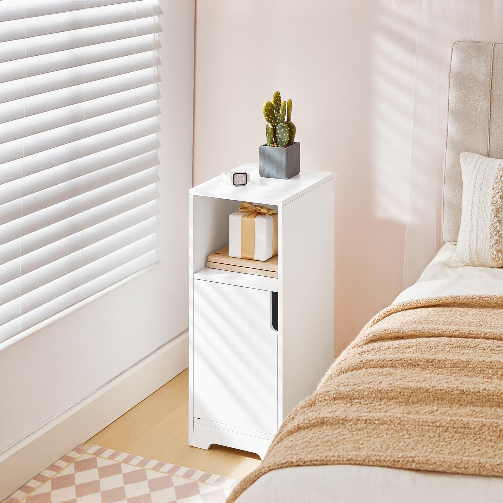 HOOBRO Mesita de Noche Estrecha con Compartimento Abierto y una Puerta, Mesa Auxiliar Pequeña para Sofá, Rincones Pequeños, Dormitorio, Sala de Estar, Blanco EWT198BZ01