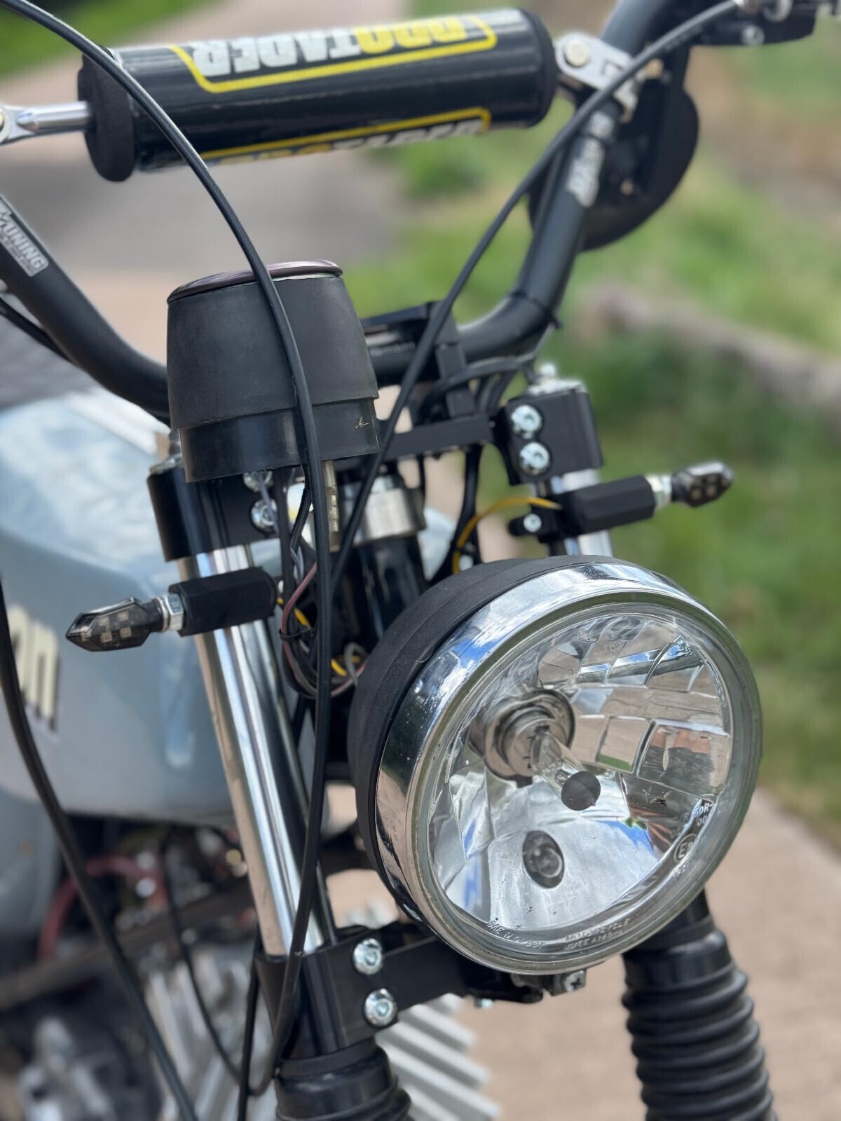 Blinkerhalter Set mit LED-Blinkern für Simson S50 S51 S70, M8 Blinkerträger vorne & hinten für Gepäckträger, 12V LED-Blinker inkl. Blinkgeber