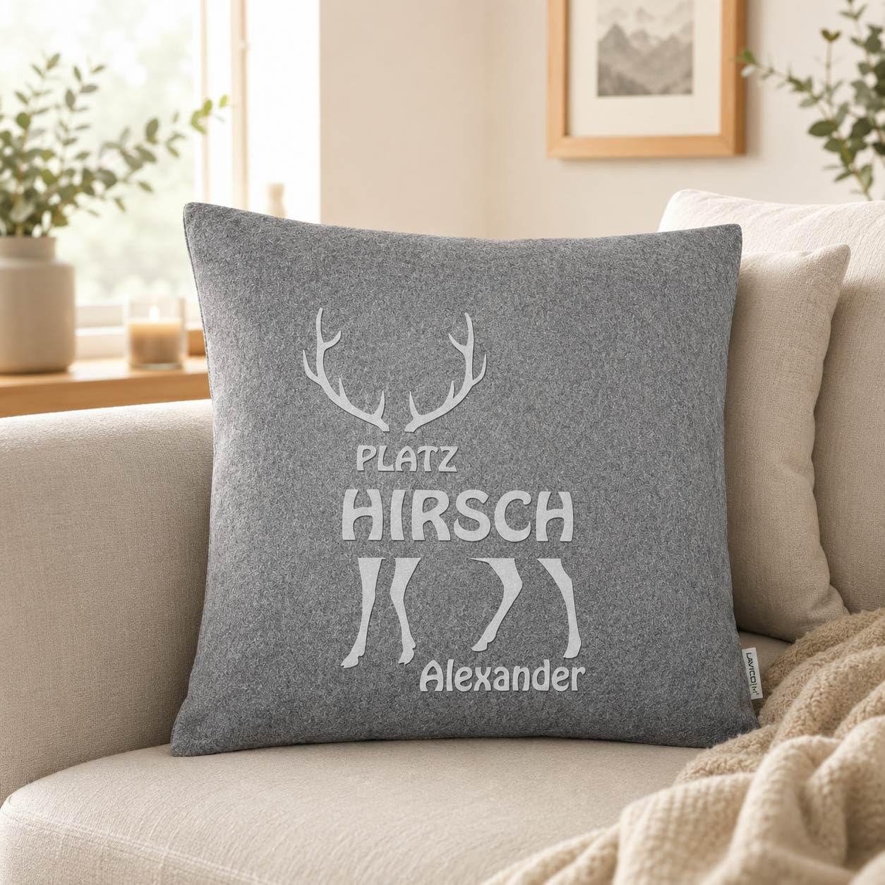 Personalisiertes Filzkissen Platzhirsch mit Wunschname Dekokissen 40x40 cm Hirsch Motiv Zierkissen aus Wollfilz samtiger Flockdruck Geschenk für Mann Papa Opa