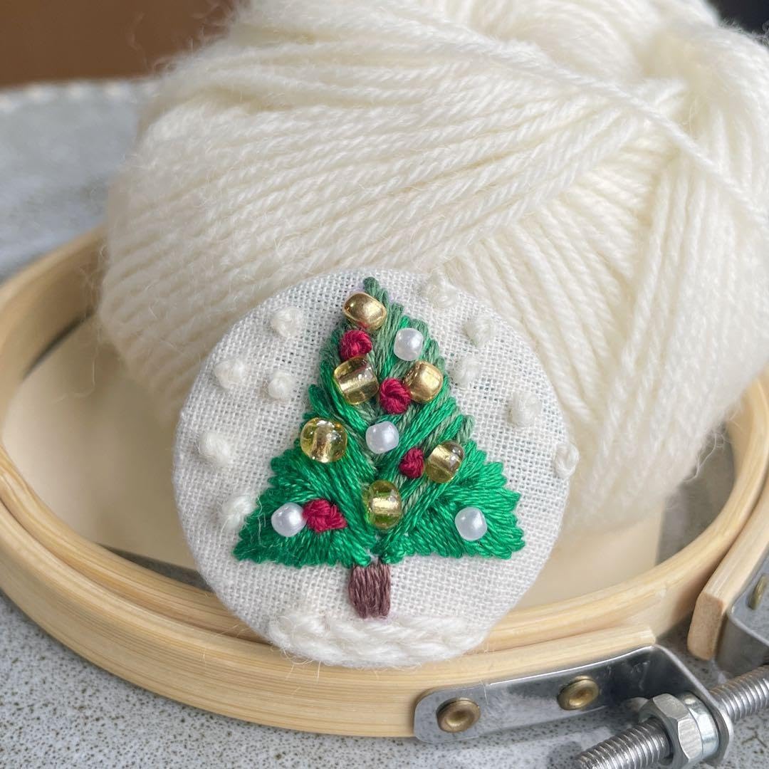 Amazon.co.jp: 煌めくクリスマスツリー 刺繍ブローチ くるみボタン 雪