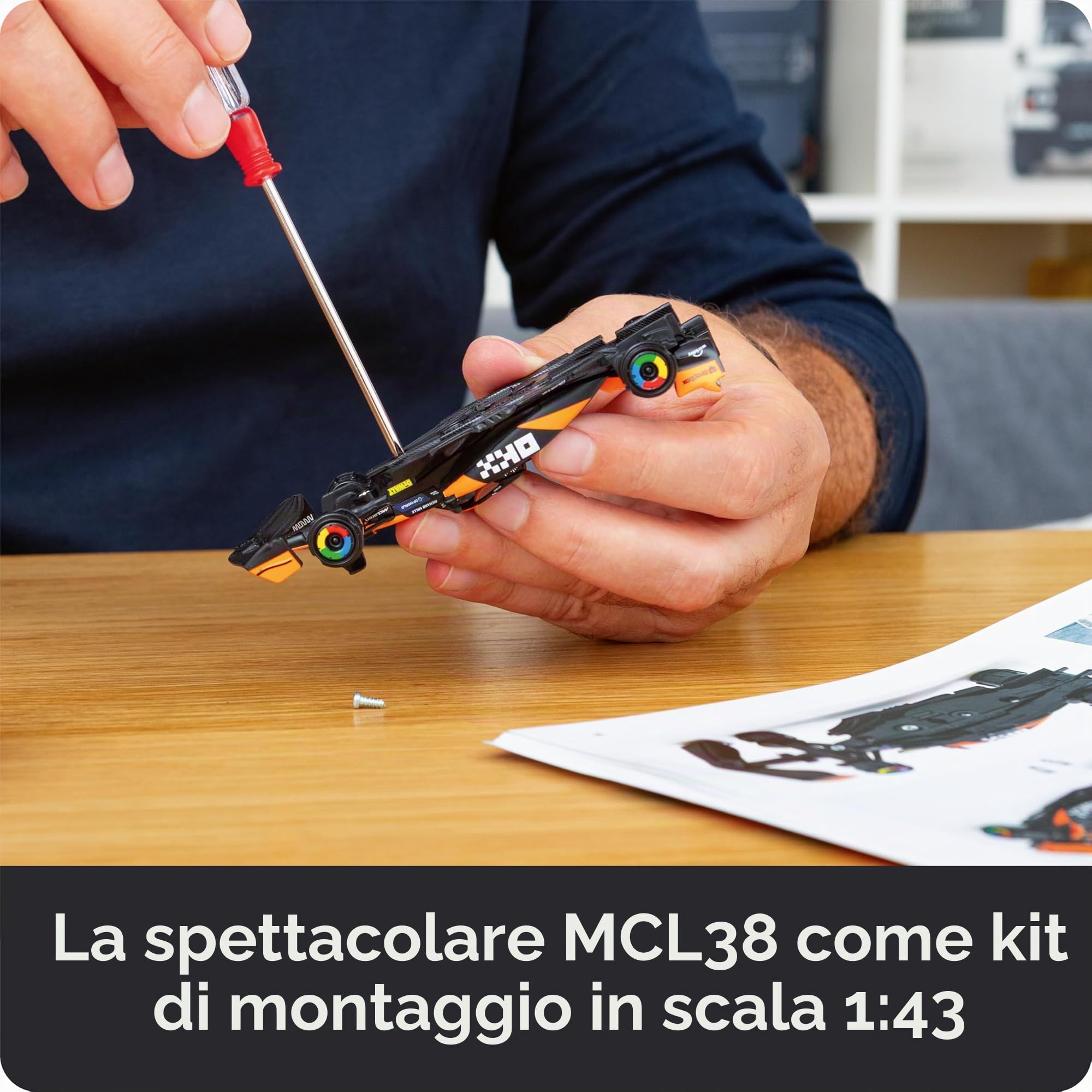 FRANZIS McLaren Racing 67391 - Calendario dell'Avvento 2025, modello in scala 1:43, con modulo audio e libro di accompagnamento da 52 pagine