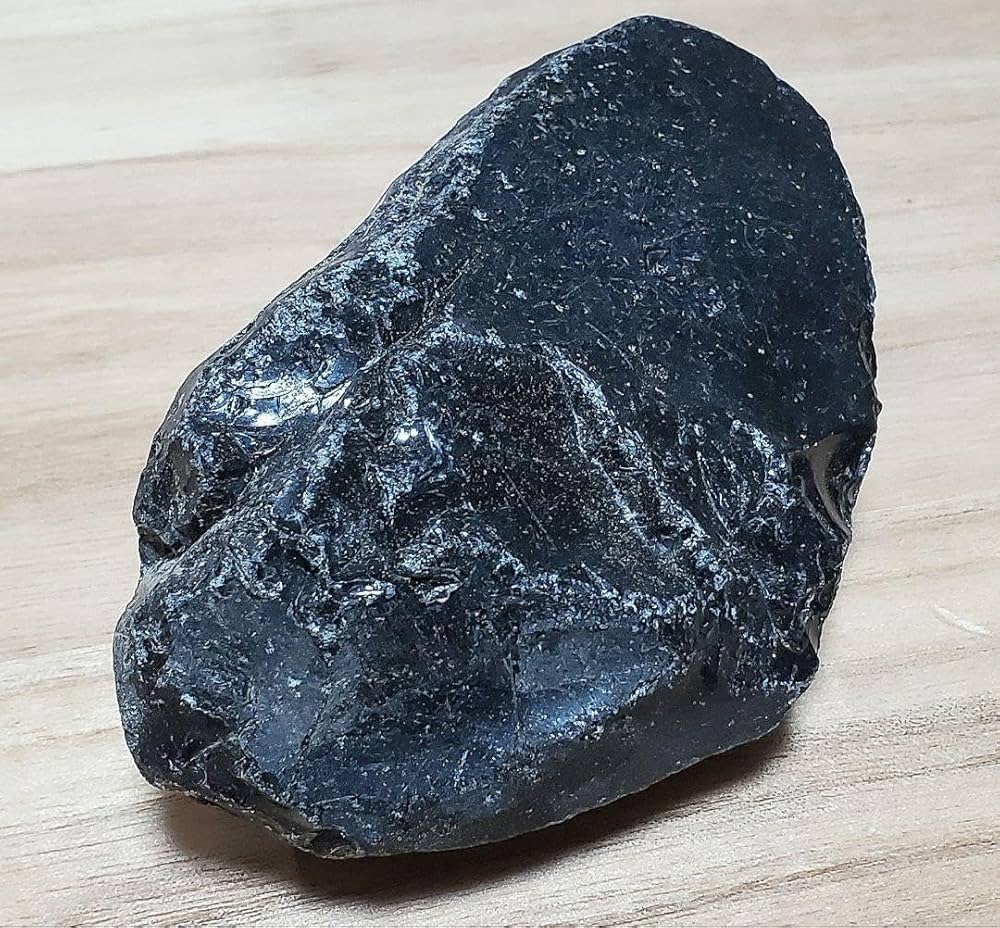 Amazon.co.jp: 採取不可黒曜石621g 北海道紋別郡遠軽町白滝 勾玉 翡翠