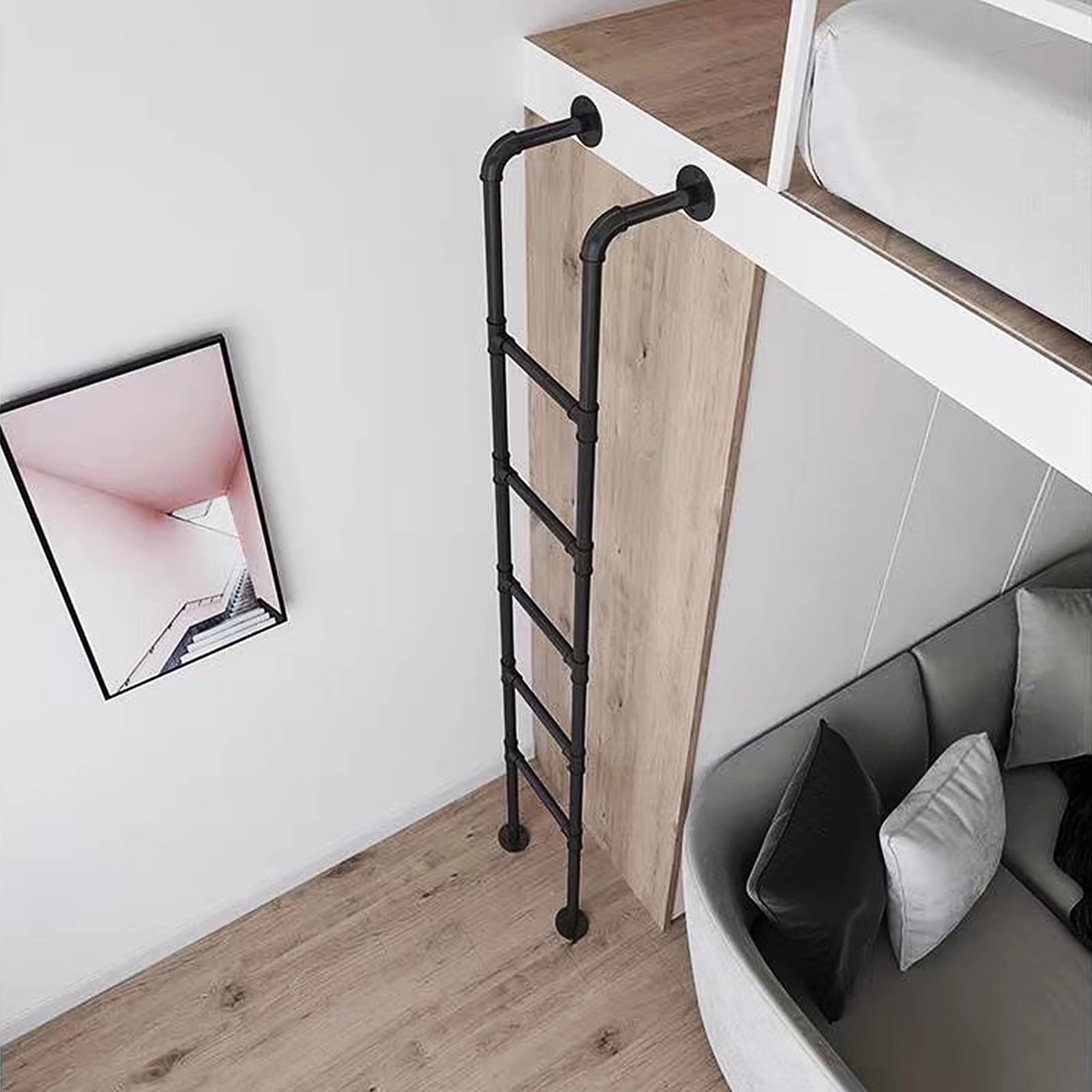 Gana espacio seguro con esta escalera de metal para ático y sótano de pared