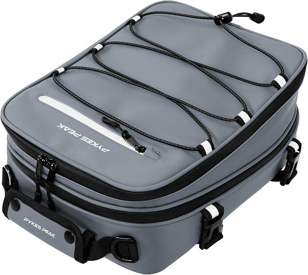 PYKES PEAK バイク用 シートバッグ 8-12L 大容量 レインカバー付き 固定ベルト ショルダーベルト 付き 日帰り バイク ツーリング アウトドア ツーリングバッグ リアバッグ ツーリングストリーム 【薄型 グレー】 - 1
