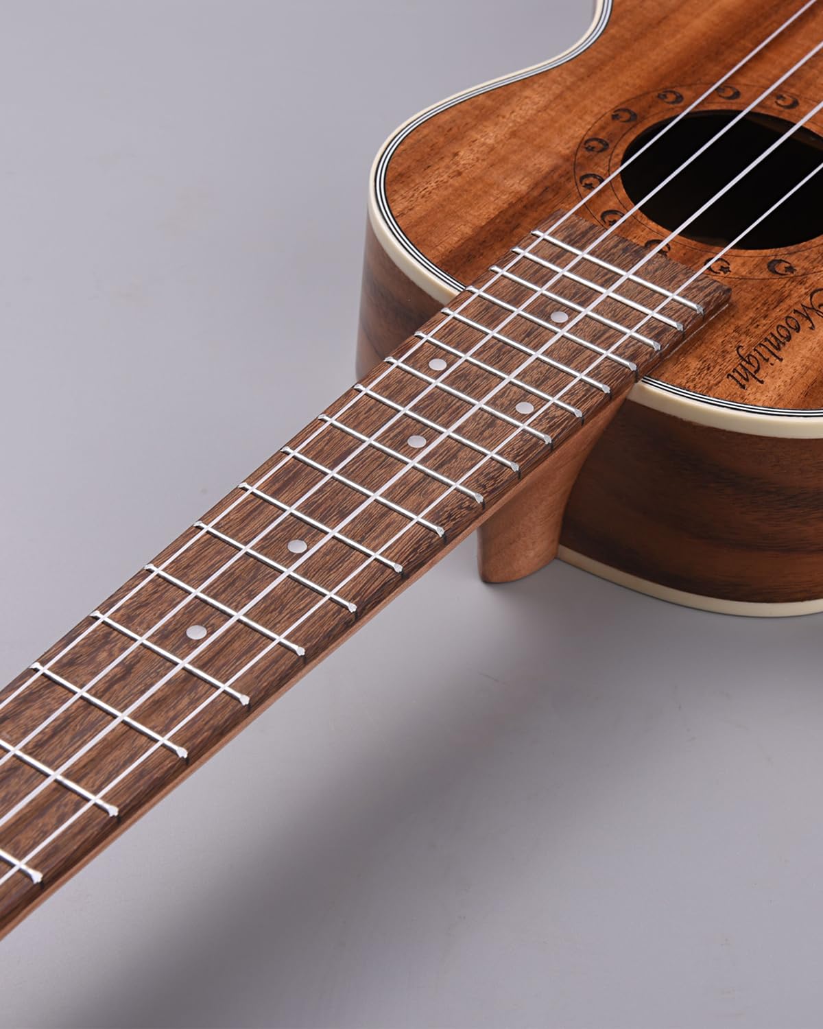 Winzz Ukulélé Concert Meilleure Sélection Wood KOA Ukulélé Trousse d'ukulélé de 23 pouces pour Débutant ou Professionnel avec Accessoires Optionnels - Mat Naturel