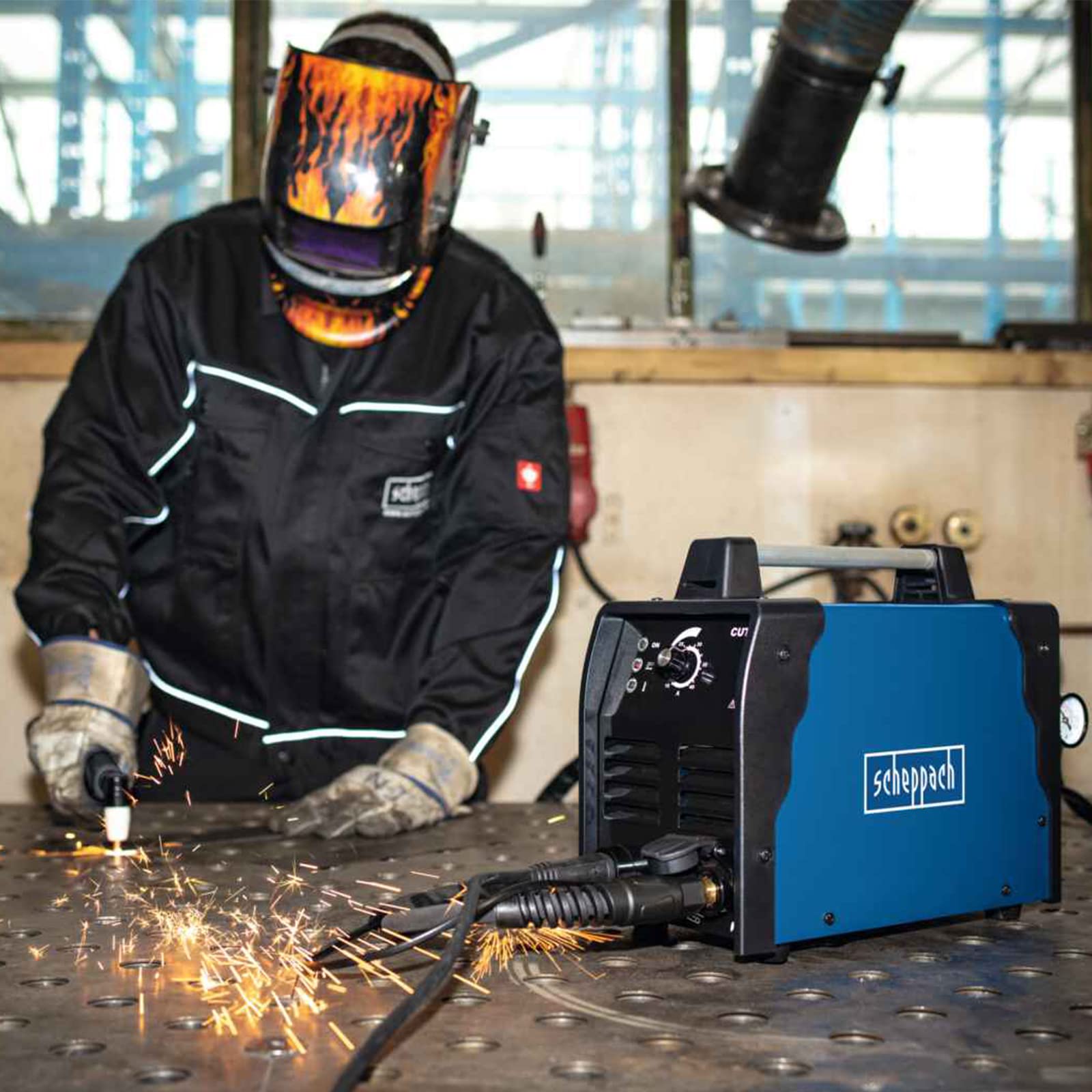 Scheppach Plasmaschneider PLC40 Plasma Schweißgerät | Schnittleistung max. 12 mm | stufenloser Schneidstrom 15-40A | mit Druckluftschlauch | inkl. Brennerhülle & Elektroden