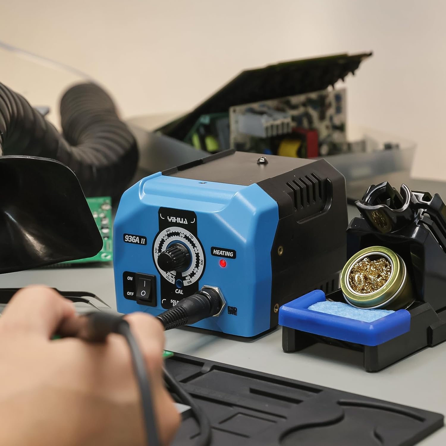 Step-by-step visual guide for setting up and using the YIHUA 936A II Soldering Station