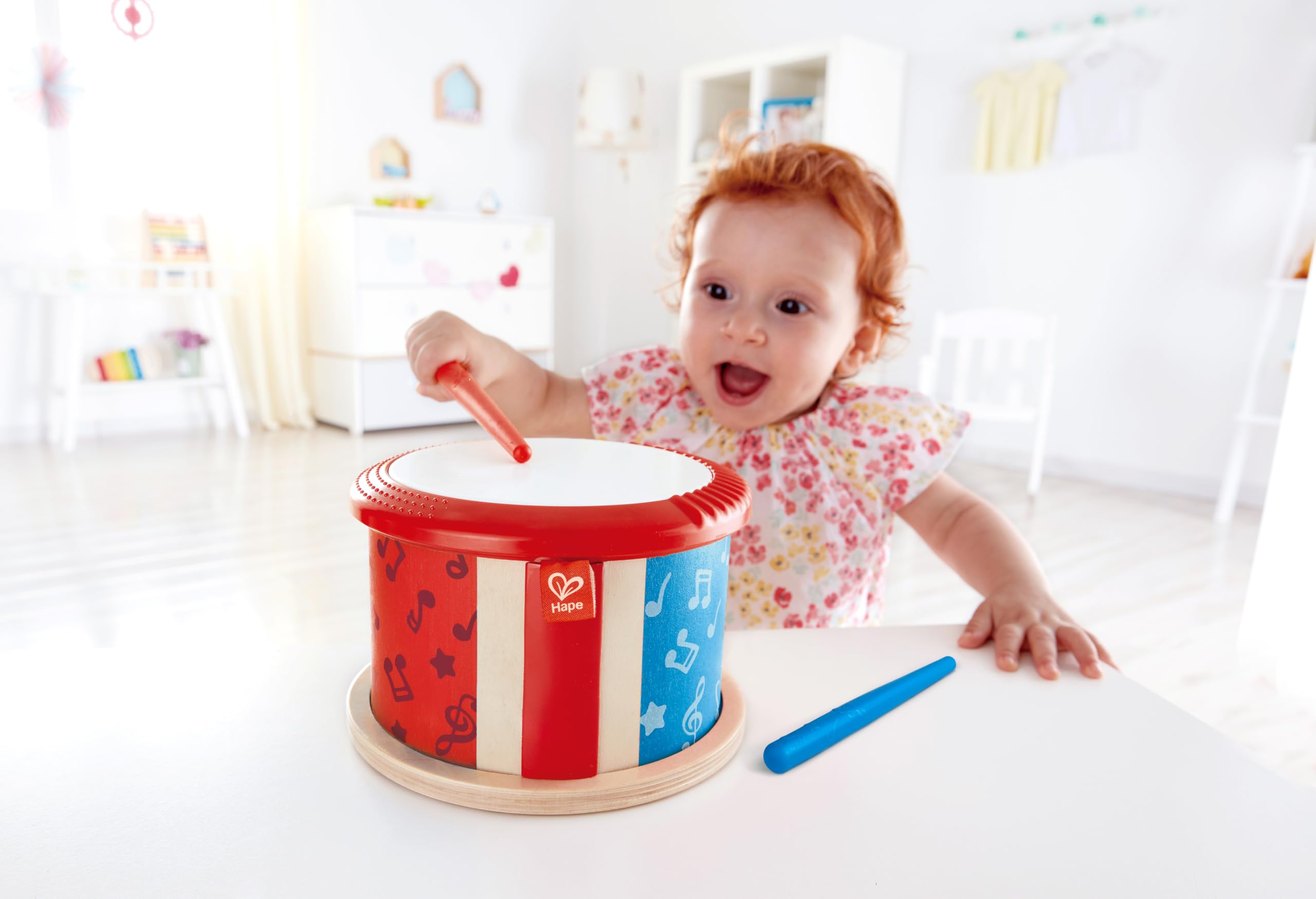 Hape Tamburo a due facce con bacchetta in legno | Diverse modalità di uso per esplorare suoni e musica dai 12 mesi