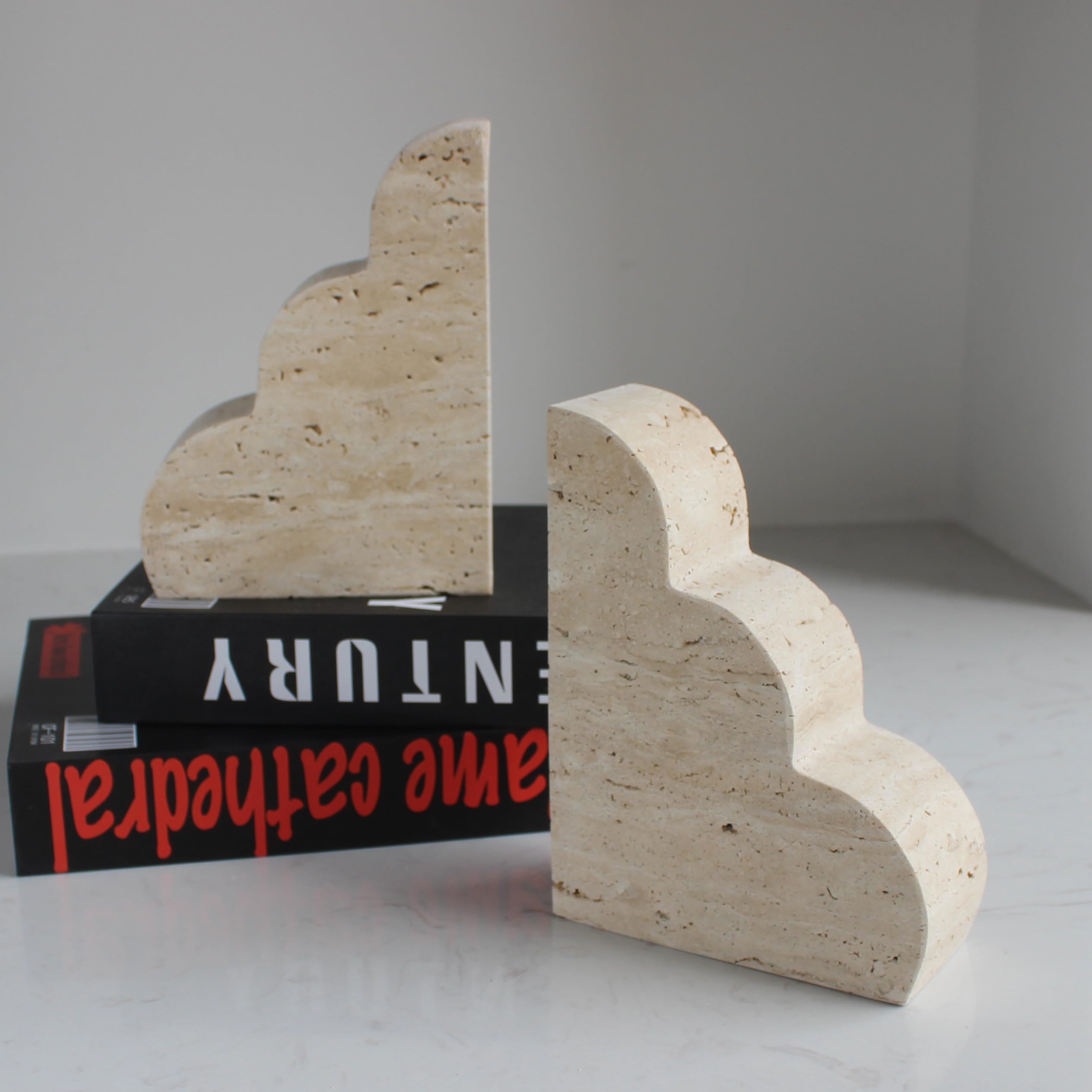 Sujetalibros de travertino beige Natust para decorar salones con libros pesados
