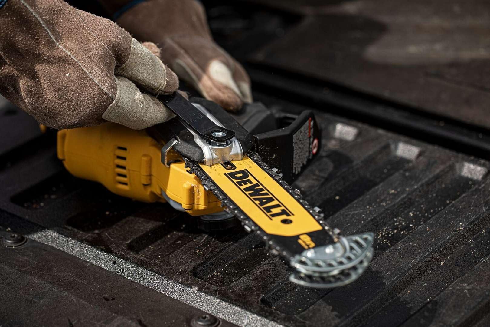 DEWALT Sierra de Poda XR 18V sans balais pour Jardiniers Passionnés - Performance Optimale avec Batterie Li-Ion 5Ah