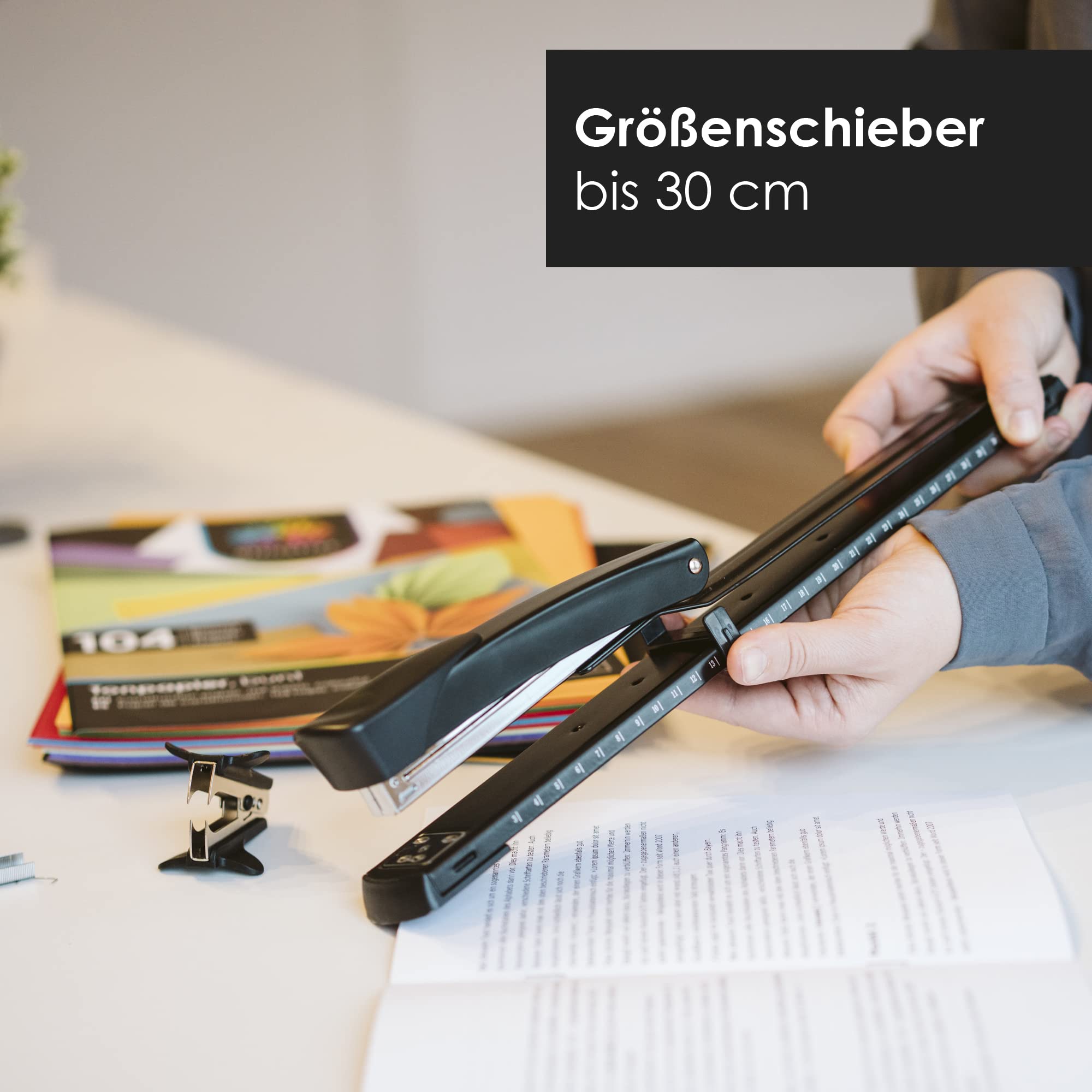 OfficeTree Langarmhefter - Tacker mit 1 Entklammerer & 1000 Tackernadeln - Langarmtacker Ideal für Broschüren - Großer Tacker Langarmhefter für DIN A3 Papier - Schwarzer Hefter mit Papierführung