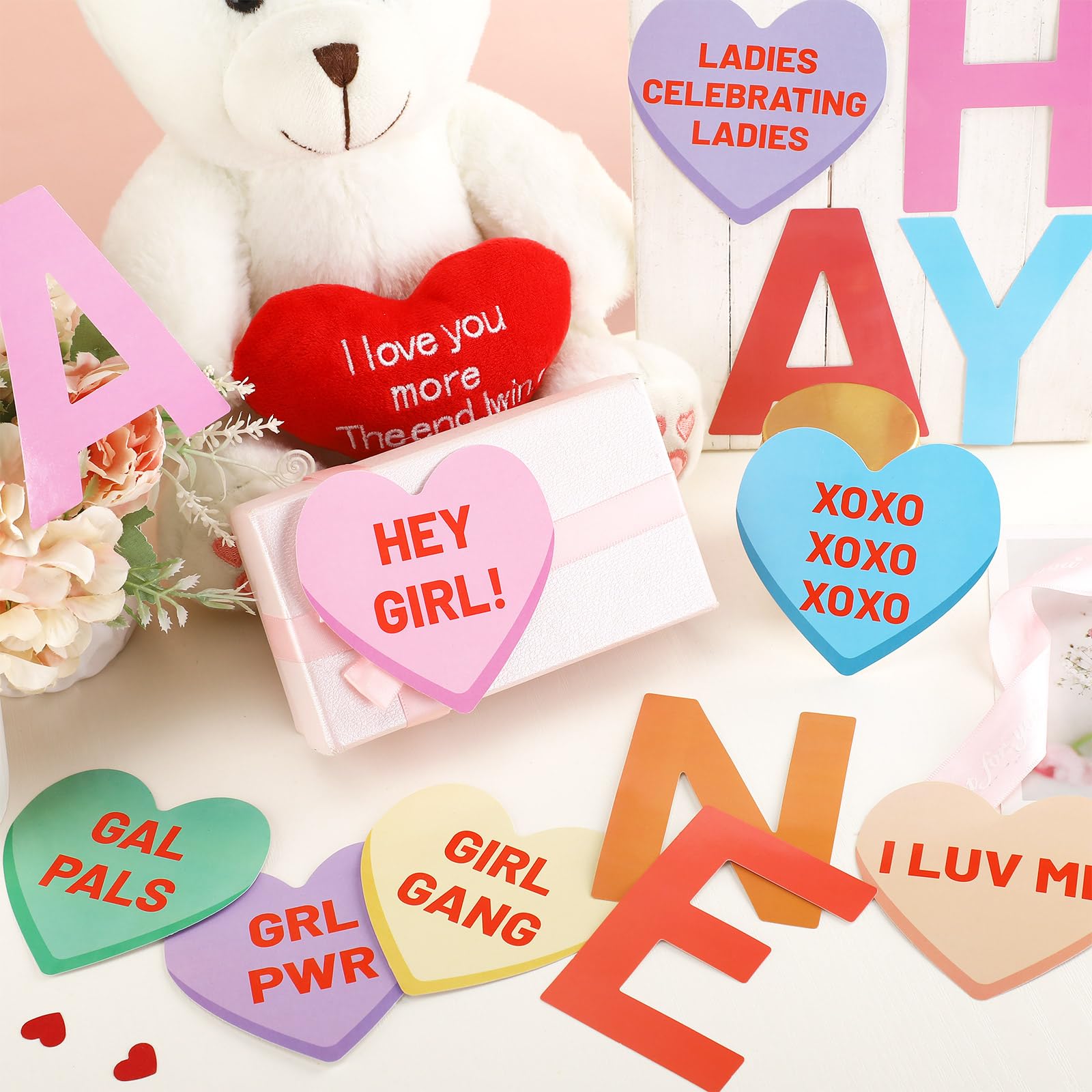 Noveread Galentine's Day Deko-Set – 83 Herz-Ausschnitte & 100 Klebepunkte, Für Pinnwand & Party