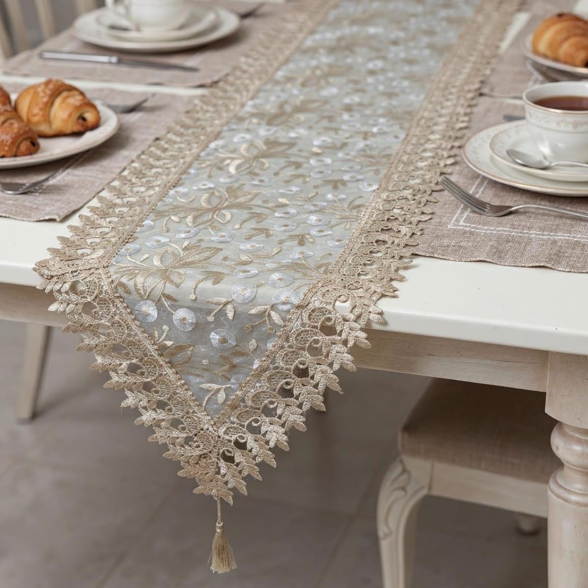 Caminho de Mesa Bordado com Renda Guipir Dourado 118cm x 38cm Acabamento Delicado para