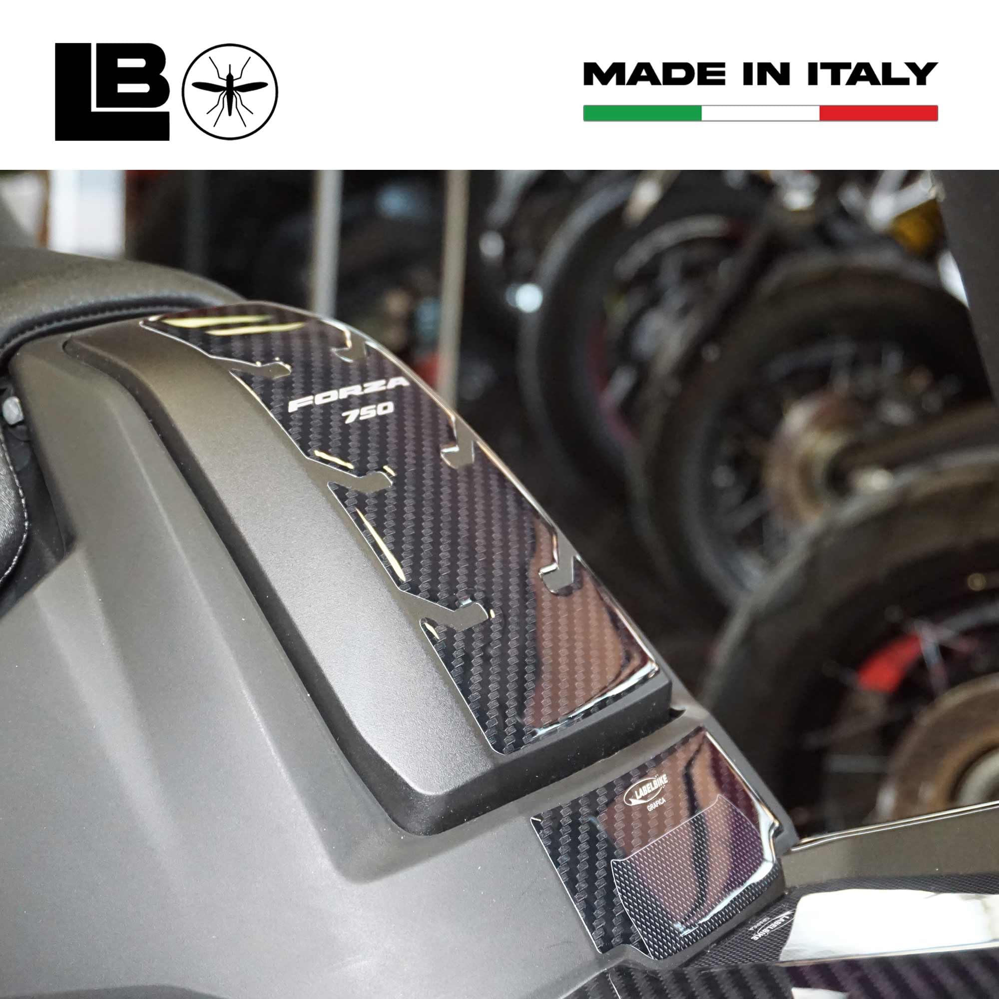 labelbike - Adesivo 3D Moto Sportello Serbatoio Protezione e Decorazione in Resina con Licenza Ufficiale compatibile con Honda Forza 750