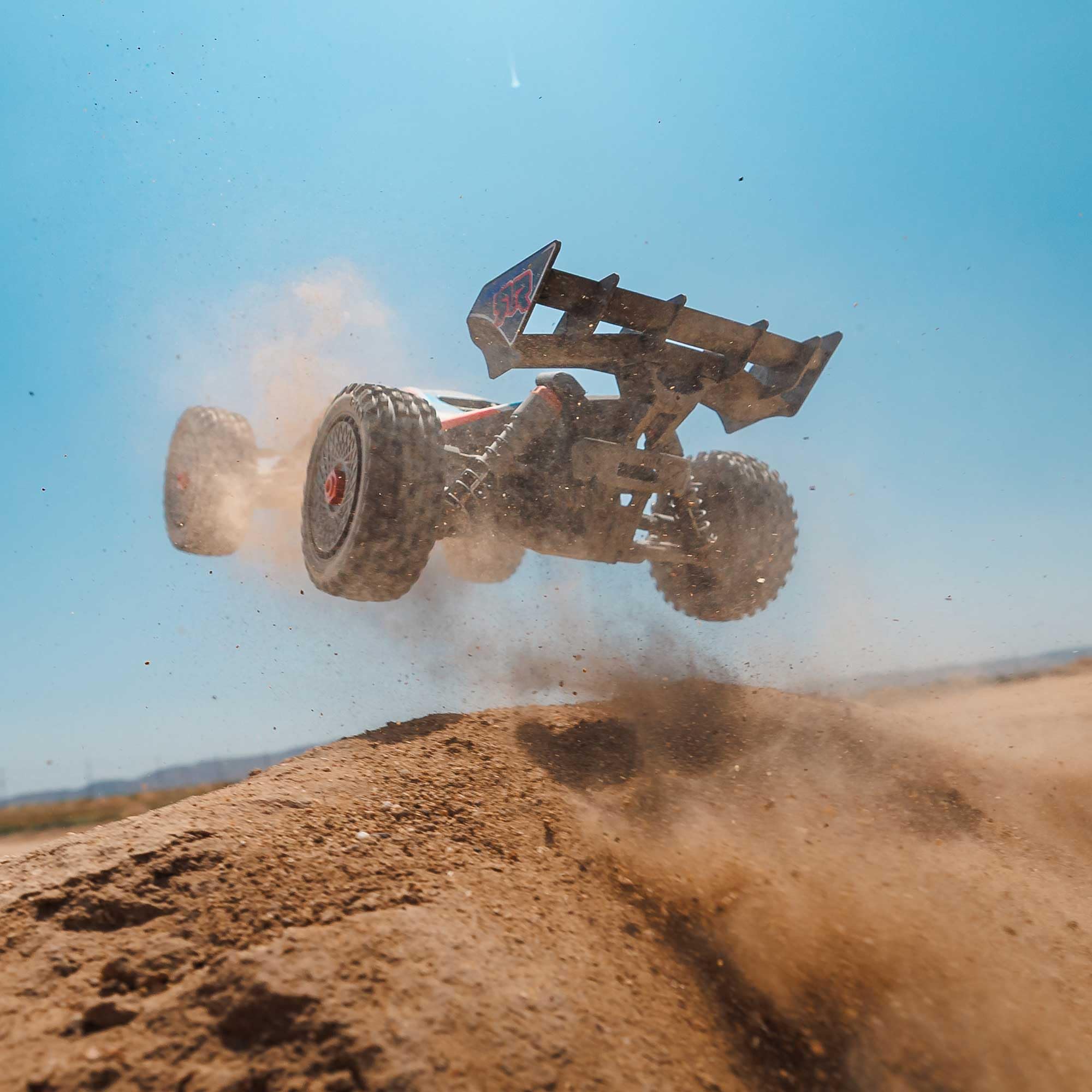 ARRMA RC Car 1/8 Typhon 4X4 223S BLX BRUSHLESS Buggy RTR (bateria i ładowarka nie są dołączone) z DSC RED/Blue, ARA4306V4T3