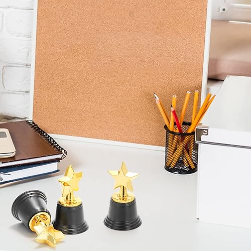 Miniatura 5 de Lawei Paquete de 32 mini trofeos de oro de 4.6 pulgadas, trofeos de plástico para recuerdos de fiesta, accesorios, recompensas, premios de juego,