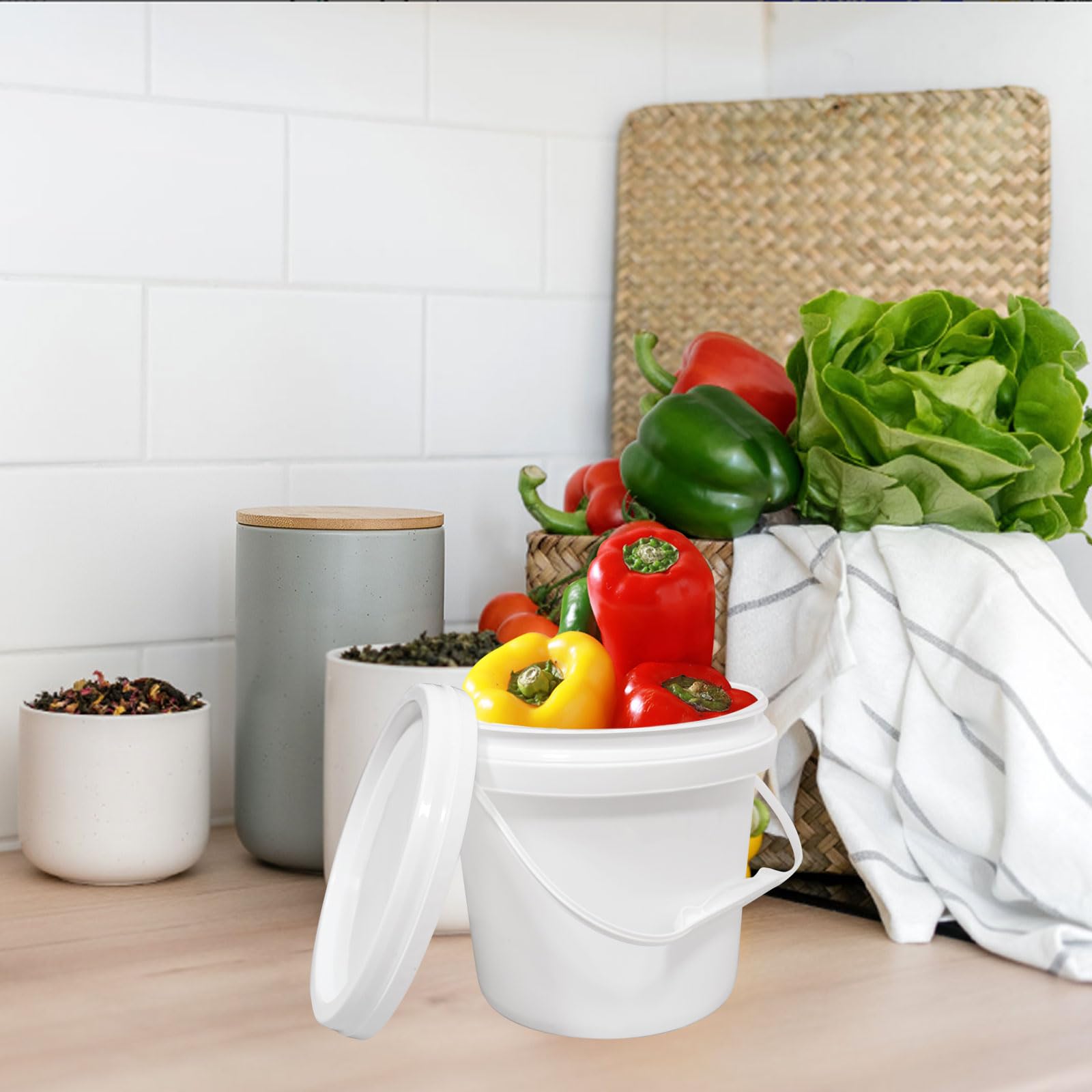 Paquete de 13 cubos de plástico blanco con asa y tapa, contenedores de almacenamiento de alimentos de 1 cuarto de galón, cubo de plástico multifuncional para pintura, agua, manualidades,