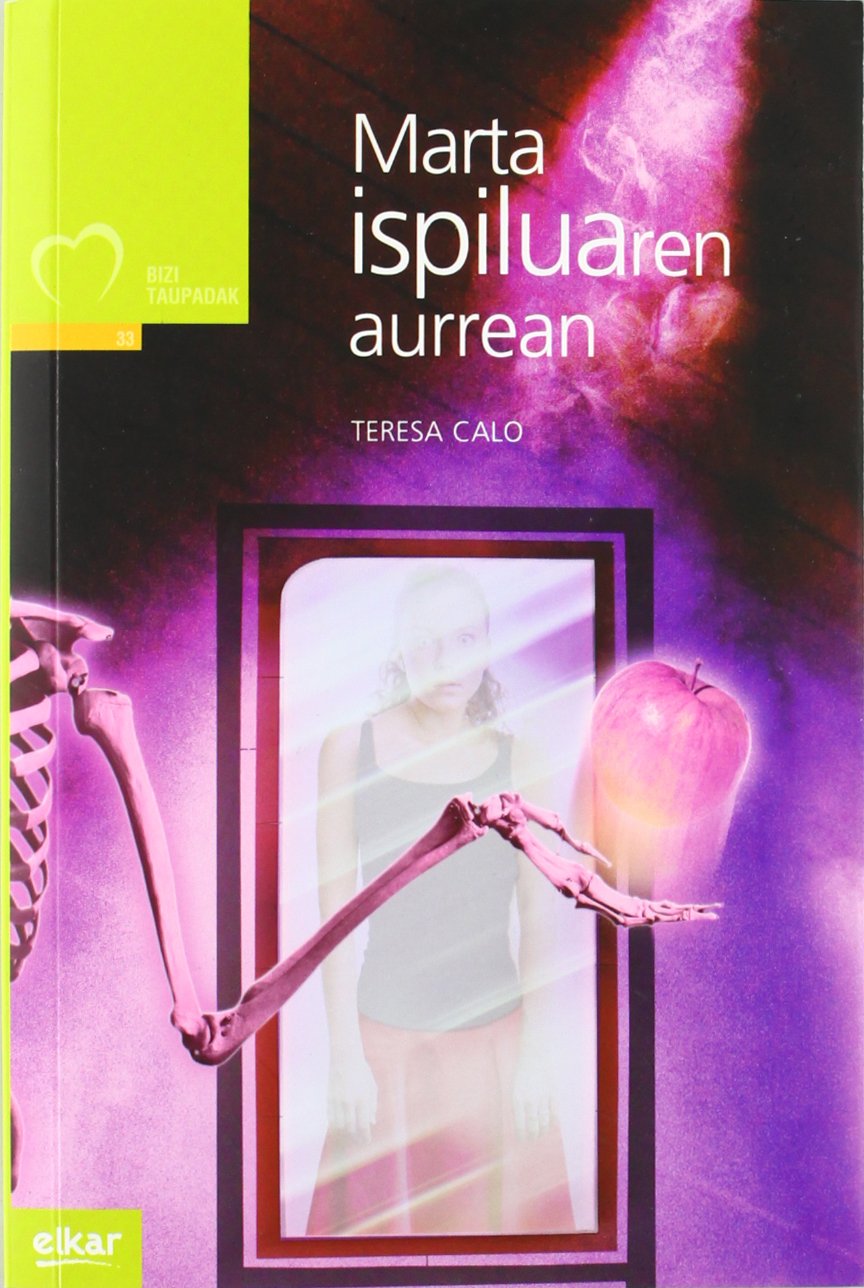 Marta ispiluaren aurrean